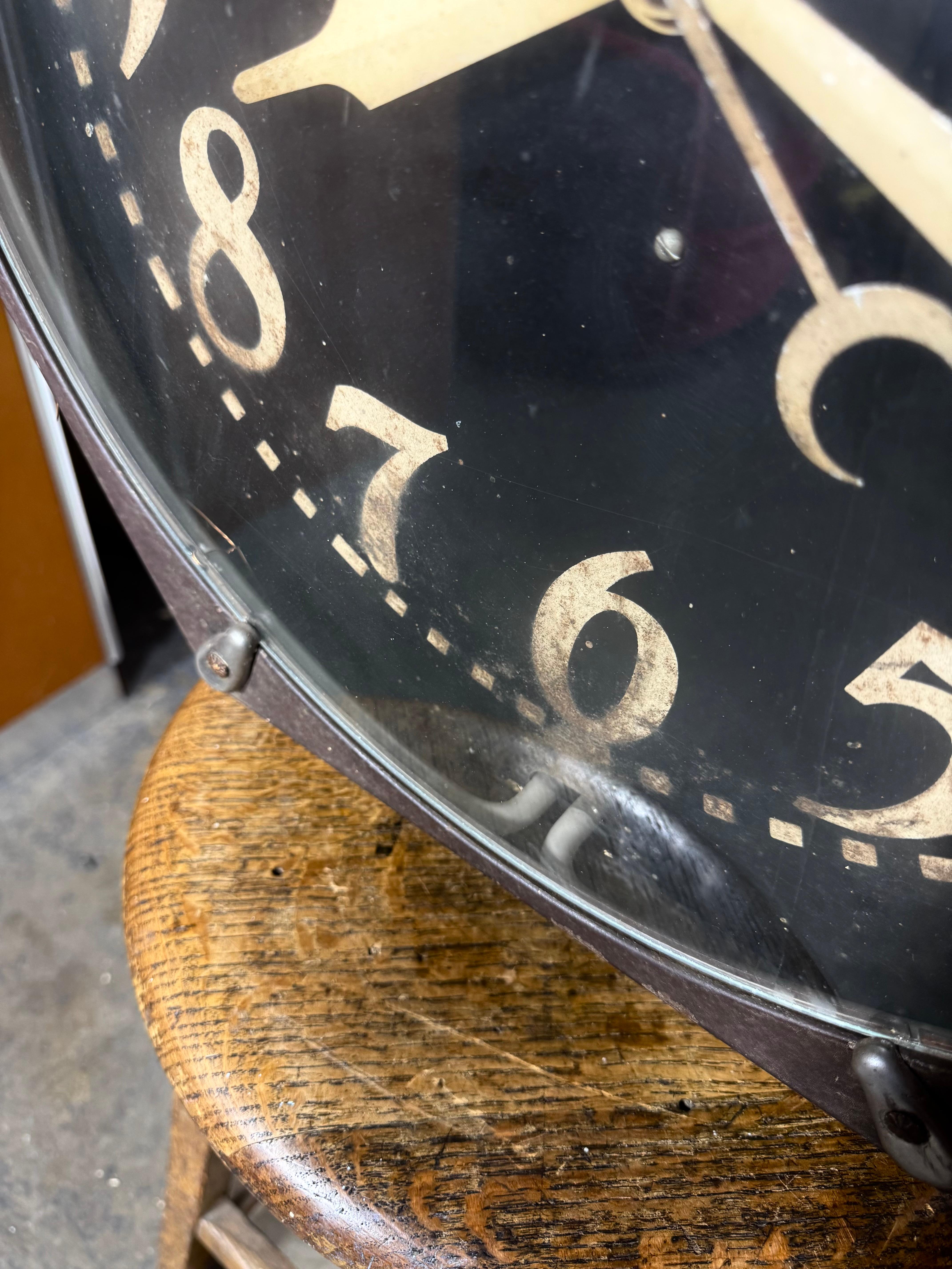 Große Electric Neon Clock Co. Sechsfarbiges sechseckiges seltenes Jugendstil-Gold 1930er -40er Jahre (Metall) im Angebot