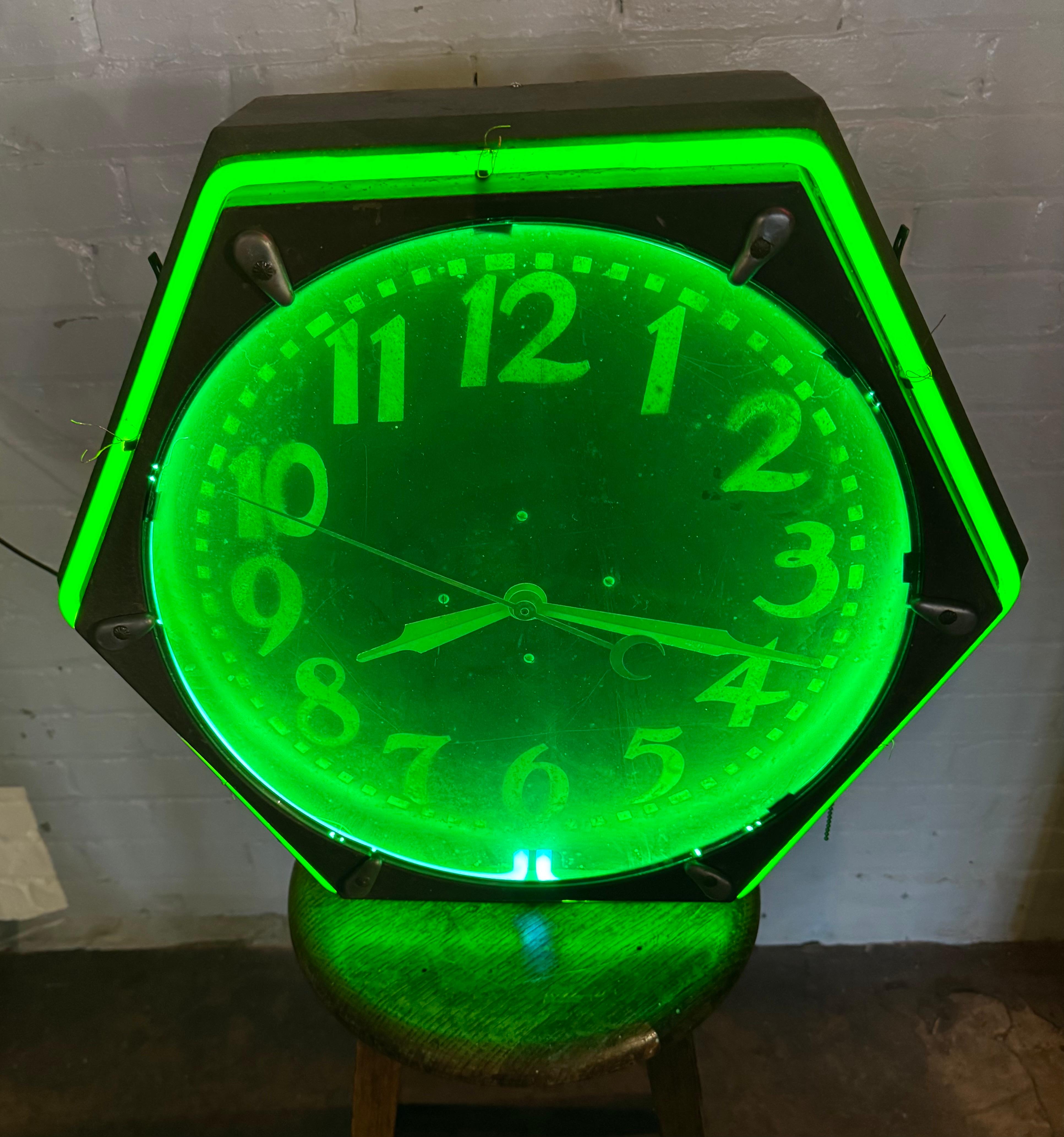 Große Electric Neon Clock Co. Sechsfarbiges sechseckiges seltenes Jugendstil-Gold 1930er -40er Jahre im Angebot 1
