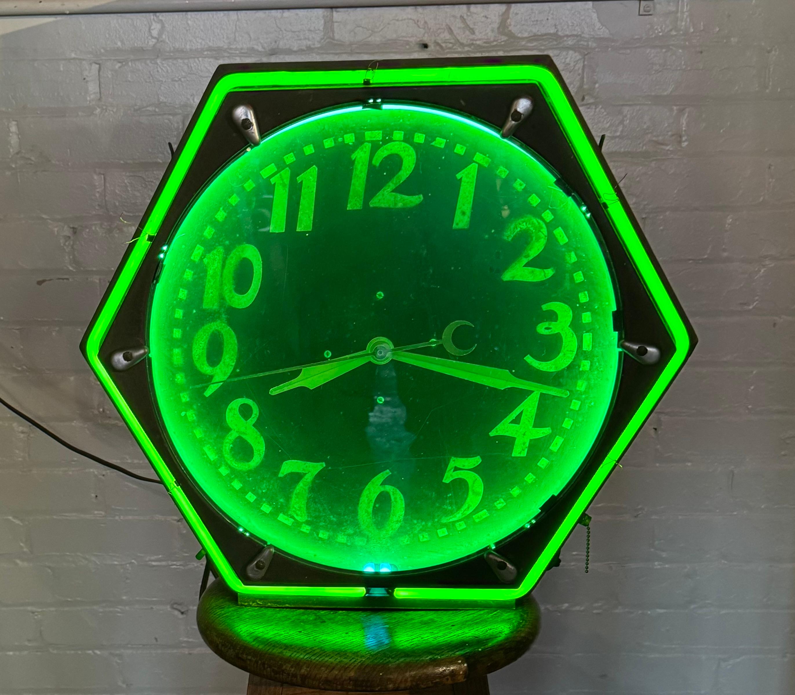 Große Electric Neon Clock Co. Sechsfarbiges sechseckiges seltenes Jugendstil-Gold 1930er -40er Jahre im Angebot 2
