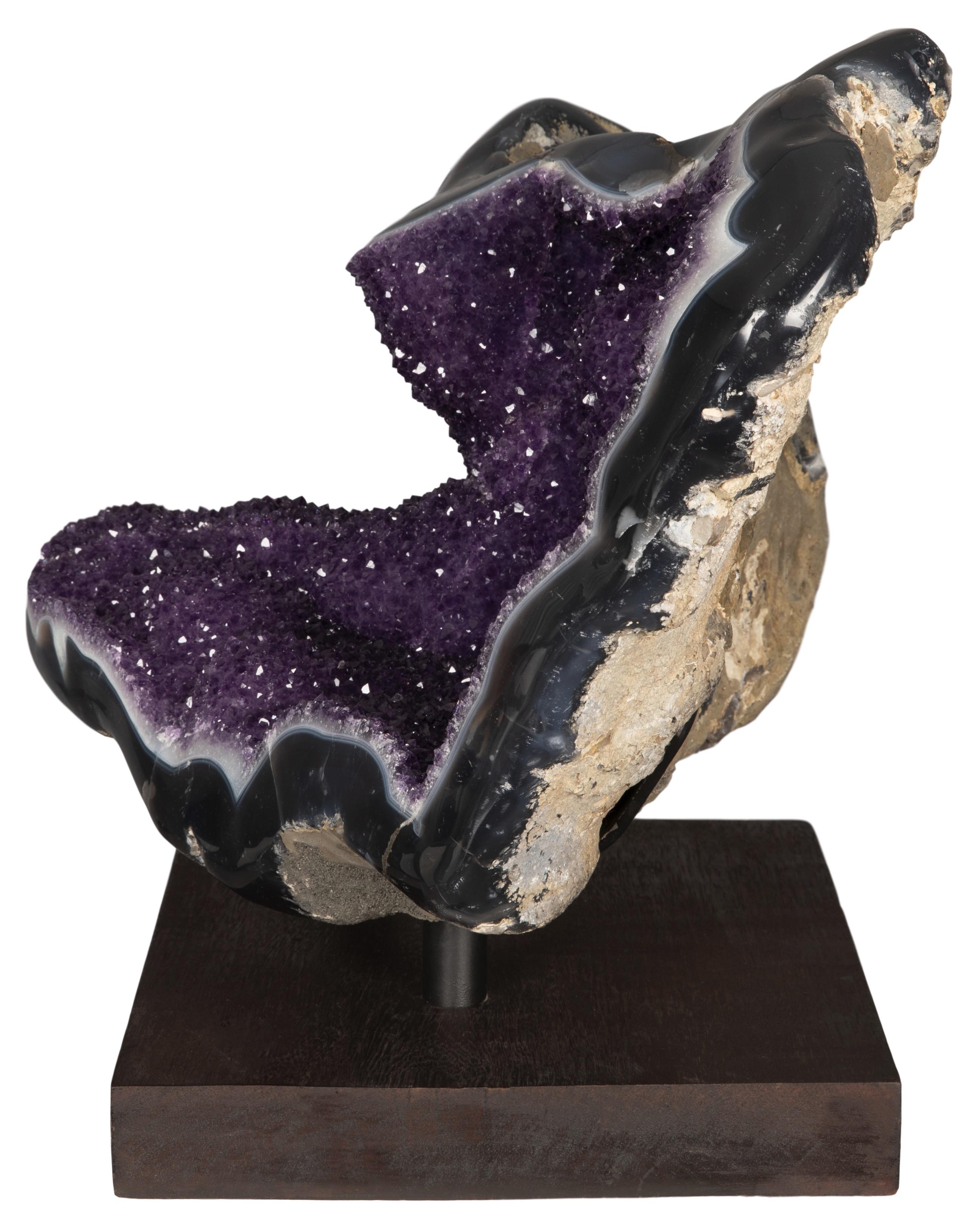 The electric intensity of this piece’s colouration makes it both stunning and unique. The sparkling colour and natural wave-like form makes for a hypnotic sculpture evoking a sense of movement. Its shape allows us to imagine how this geode was