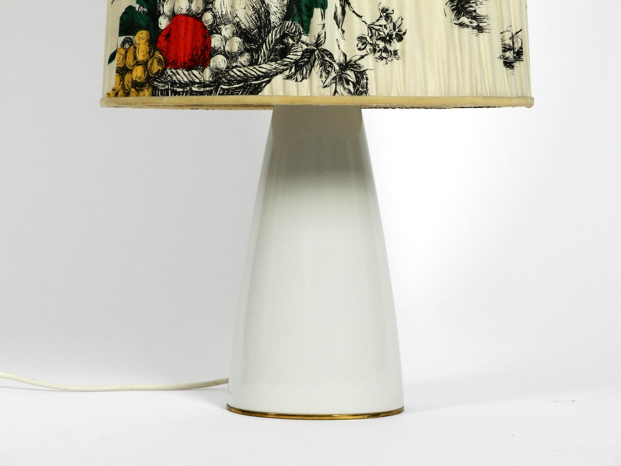 Grande et élégante lampe de bureau KPM des années 1960 en porcelaine et abat-jour en soie plissée en vente 7