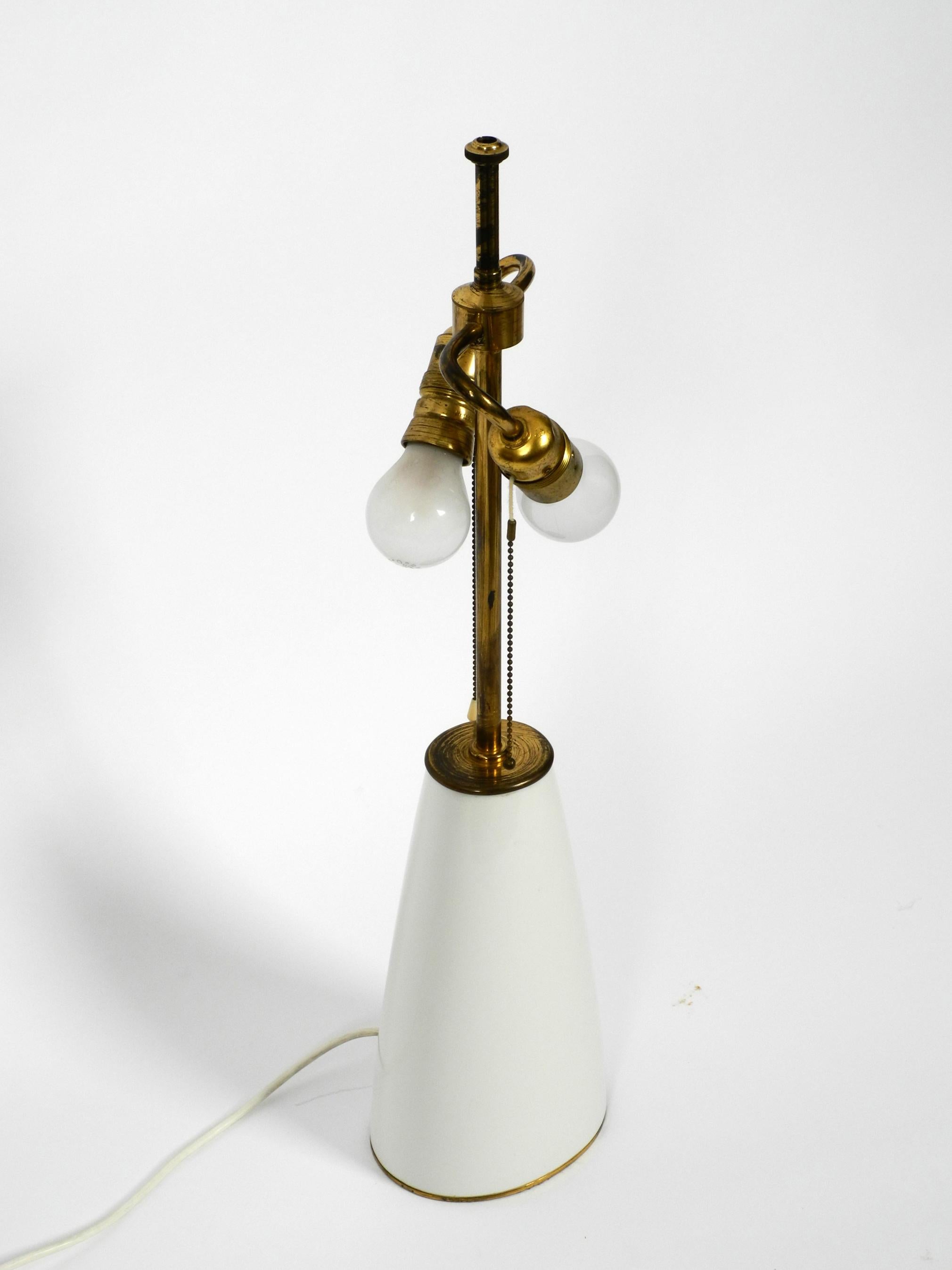 Grande et élégante lampe de bureau KPM des années 1960 en porcelaine et abat-jour en soie plissée en vente 8