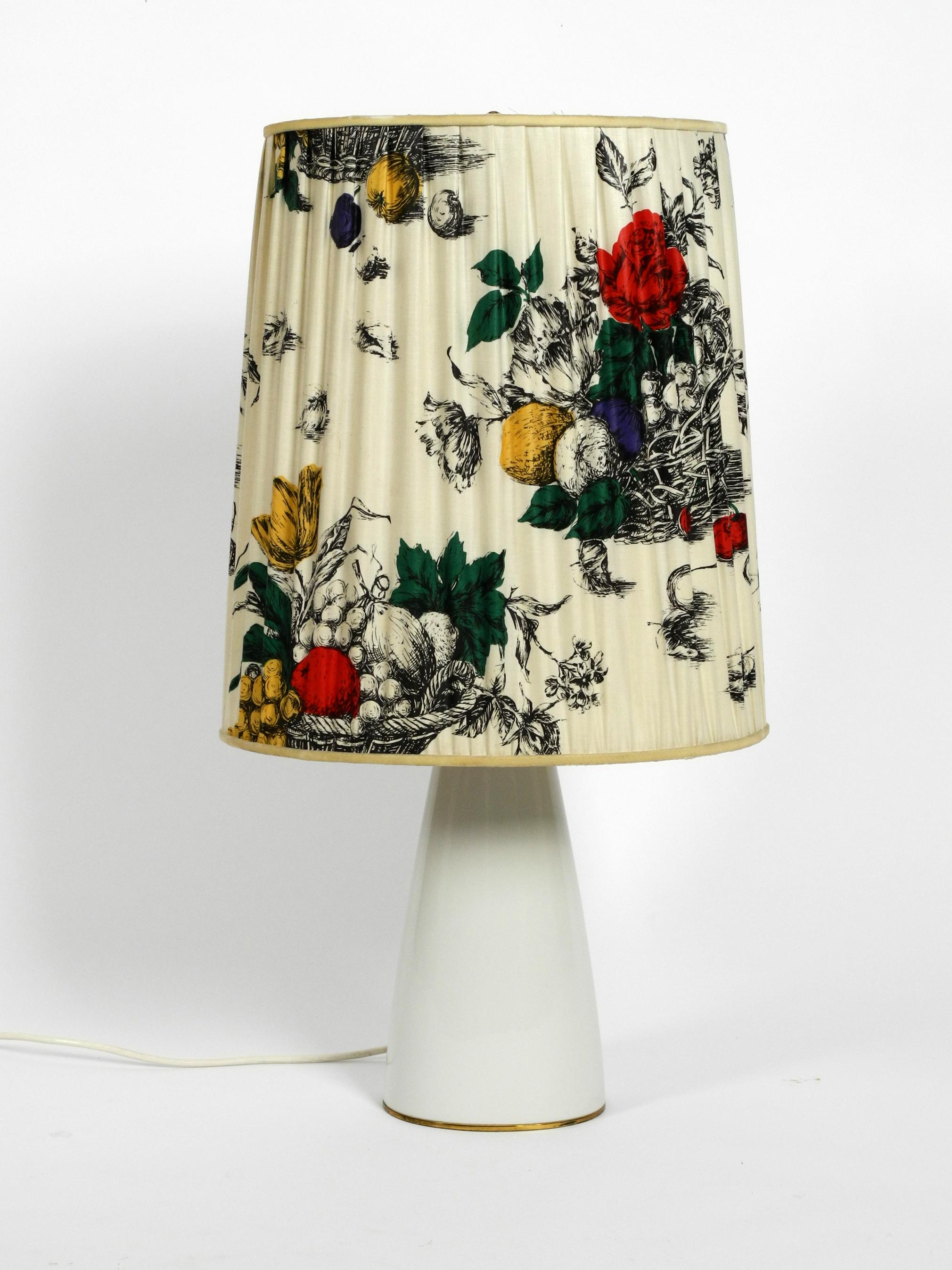 Large Elegant 1960s KPM Table Lamp in Porcelain and Pleated Silk Lampshade For Sale 10