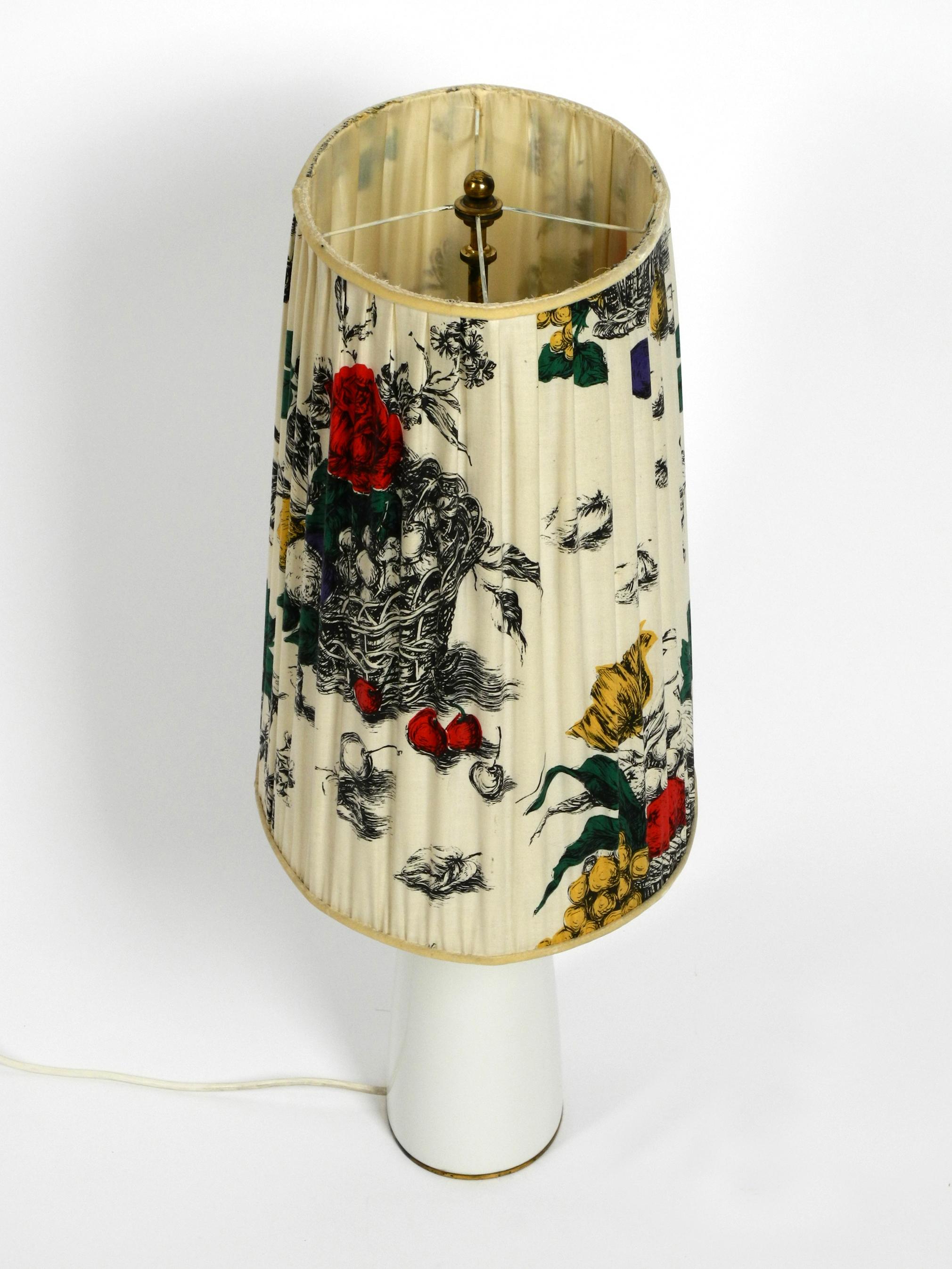 Allemand Grande et élégante lampe de bureau KPM des années 1960 en porcelaine et abat-jour en soie plissée en vente