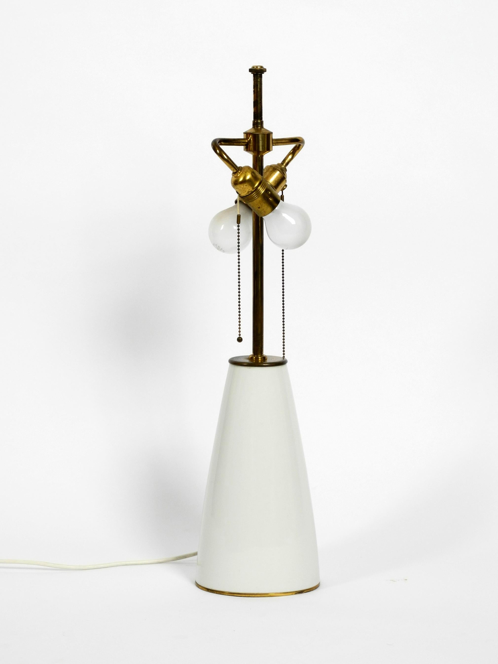 Grande et élégante lampe de bureau KPM des années 1960 en porcelaine et abat-jour en soie plissée Bon état - En vente à München, DE