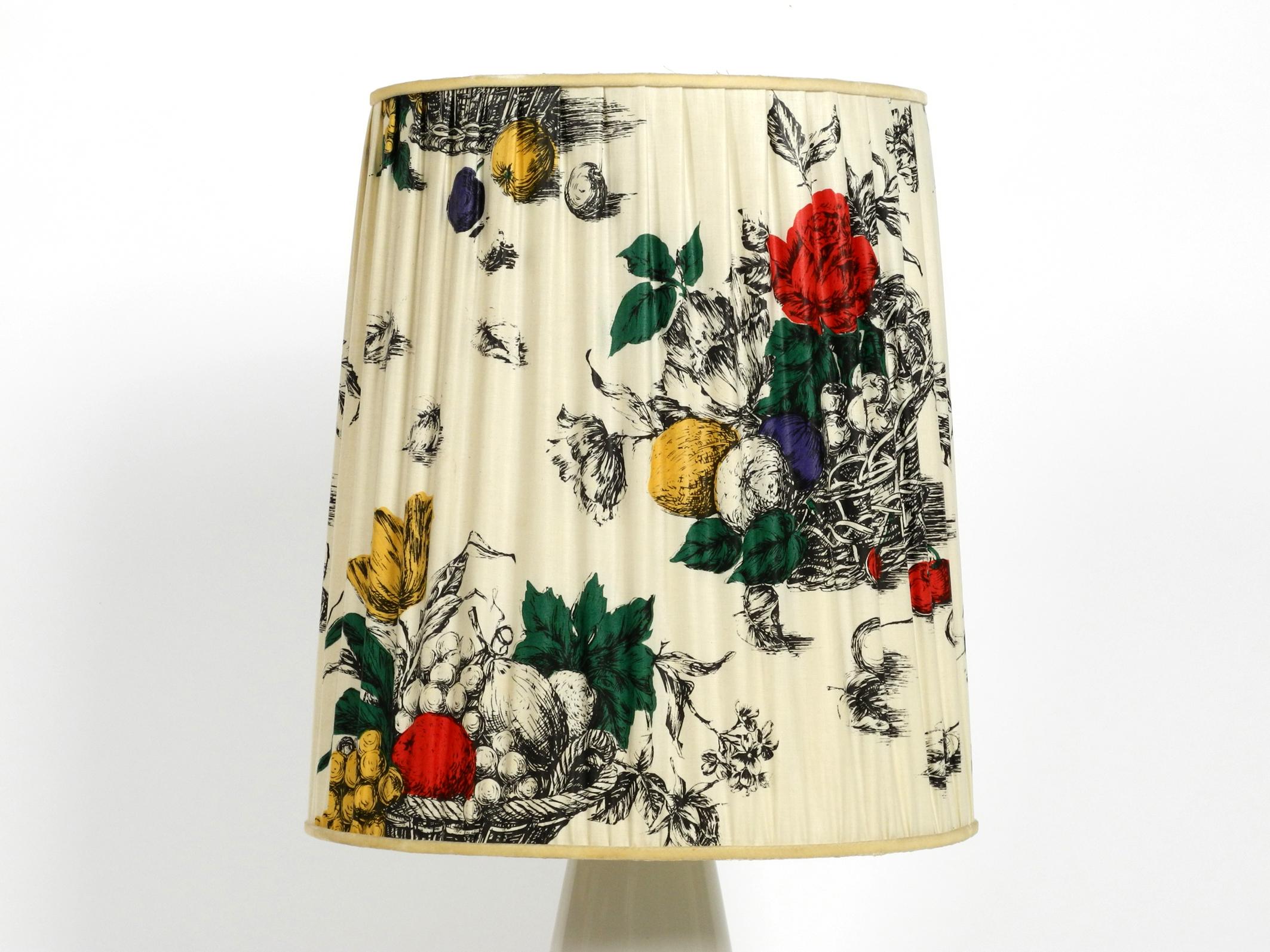 Mid-20th Century Large Elegant 1960s KPM Table Lamp in Porcelain and Pleated Silk Lampshade For Sale