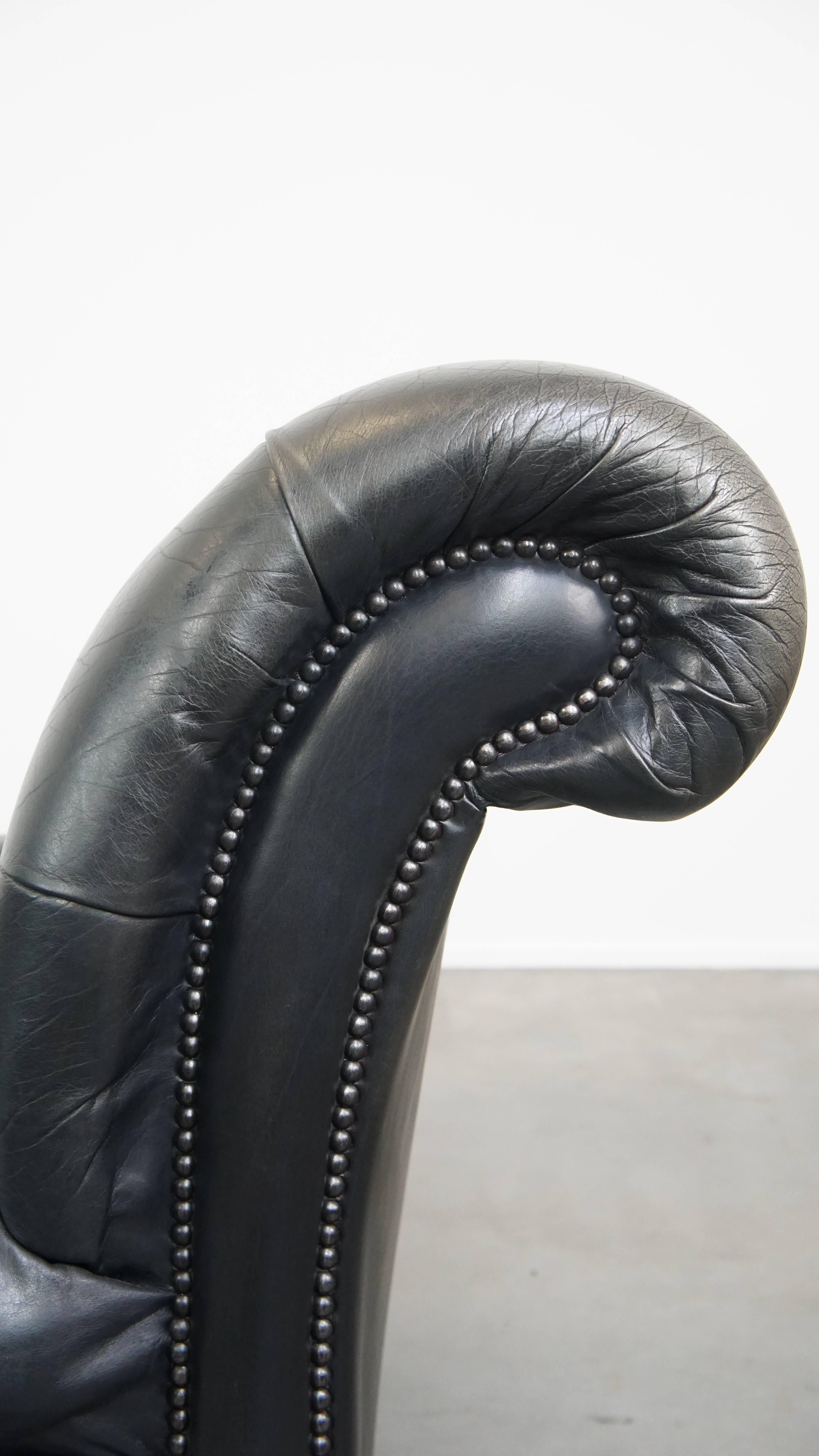 Grande ed elegante letto da giorno Chesterfield nero in pelle di mucca in vendita 4