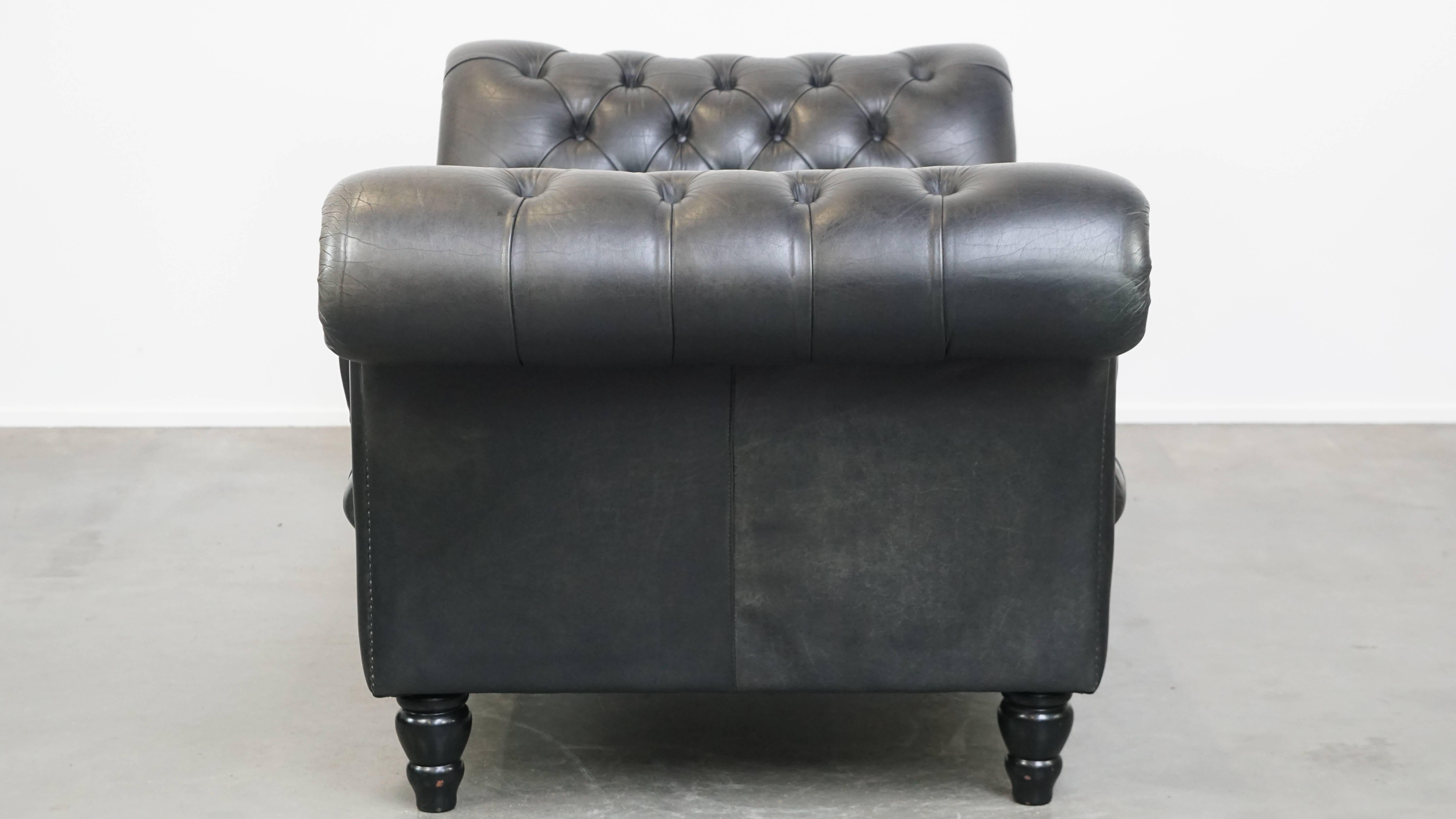 Offriamo questo grande e grazioso letto da giorno Chesterfield nero in pelle di mucca dall'aspetto signorile e senza tempo.

Questo grande letto da giorno Chesterfield starà benissimo in quasi tutti gli interni grazie al suo fascino senza tempo. Ha