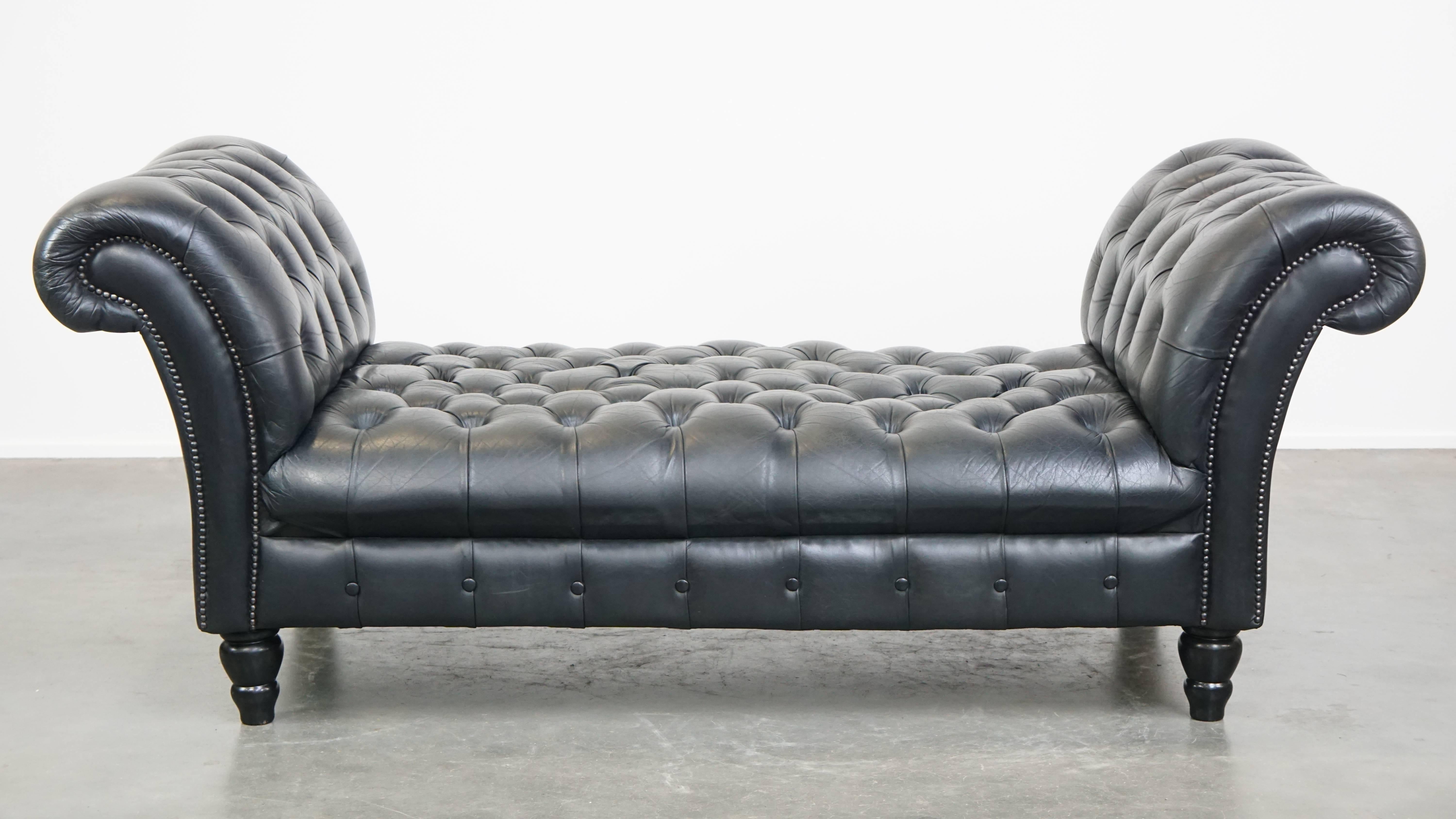 Fatto a mano Grande ed elegante letto da giorno Chesterfield nero in pelle di mucca in vendita