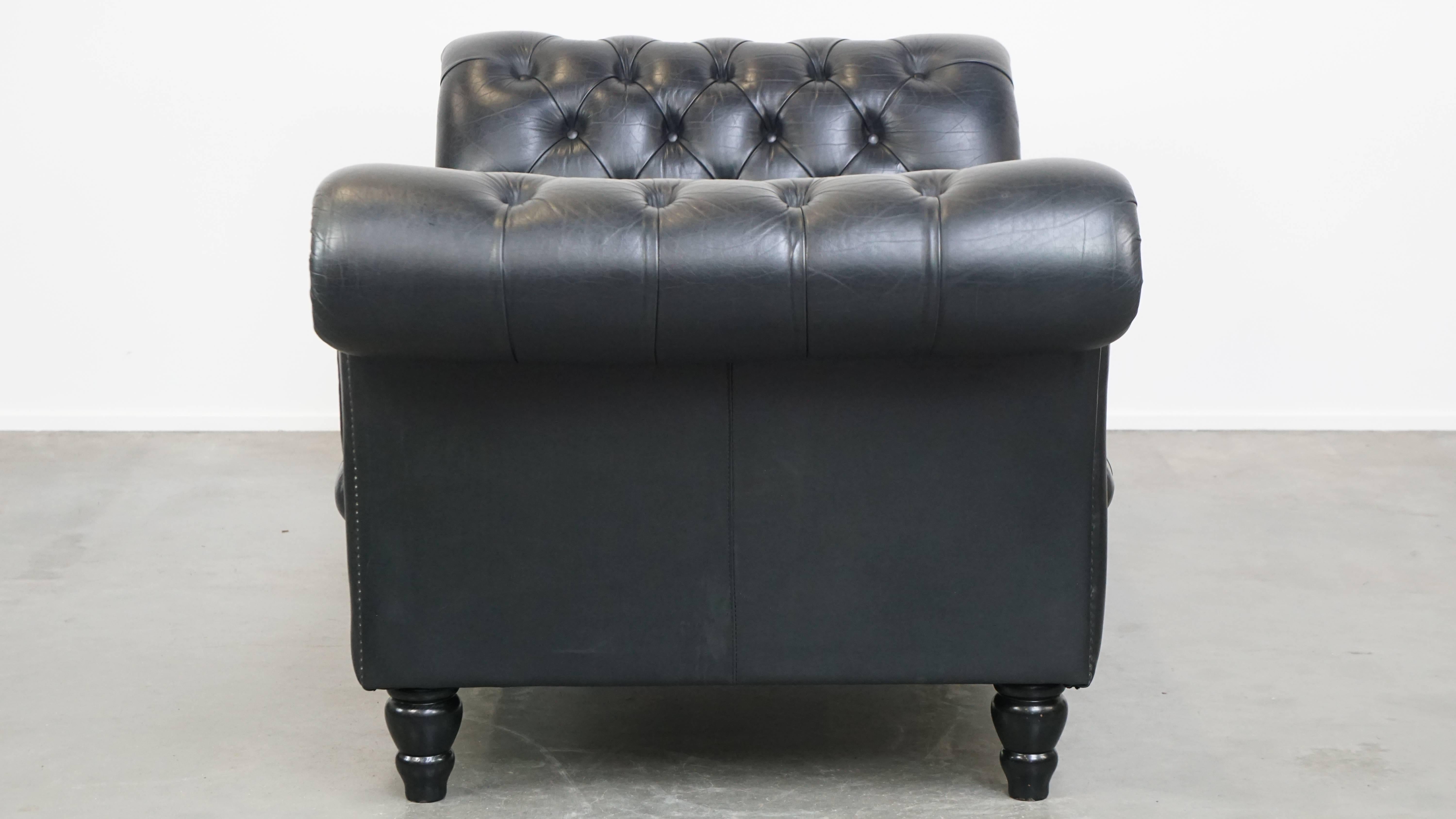 Grande ed elegante letto da giorno Chesterfield nero in pelle di mucca In condizioni buone in vendita a Harderwijk, NL