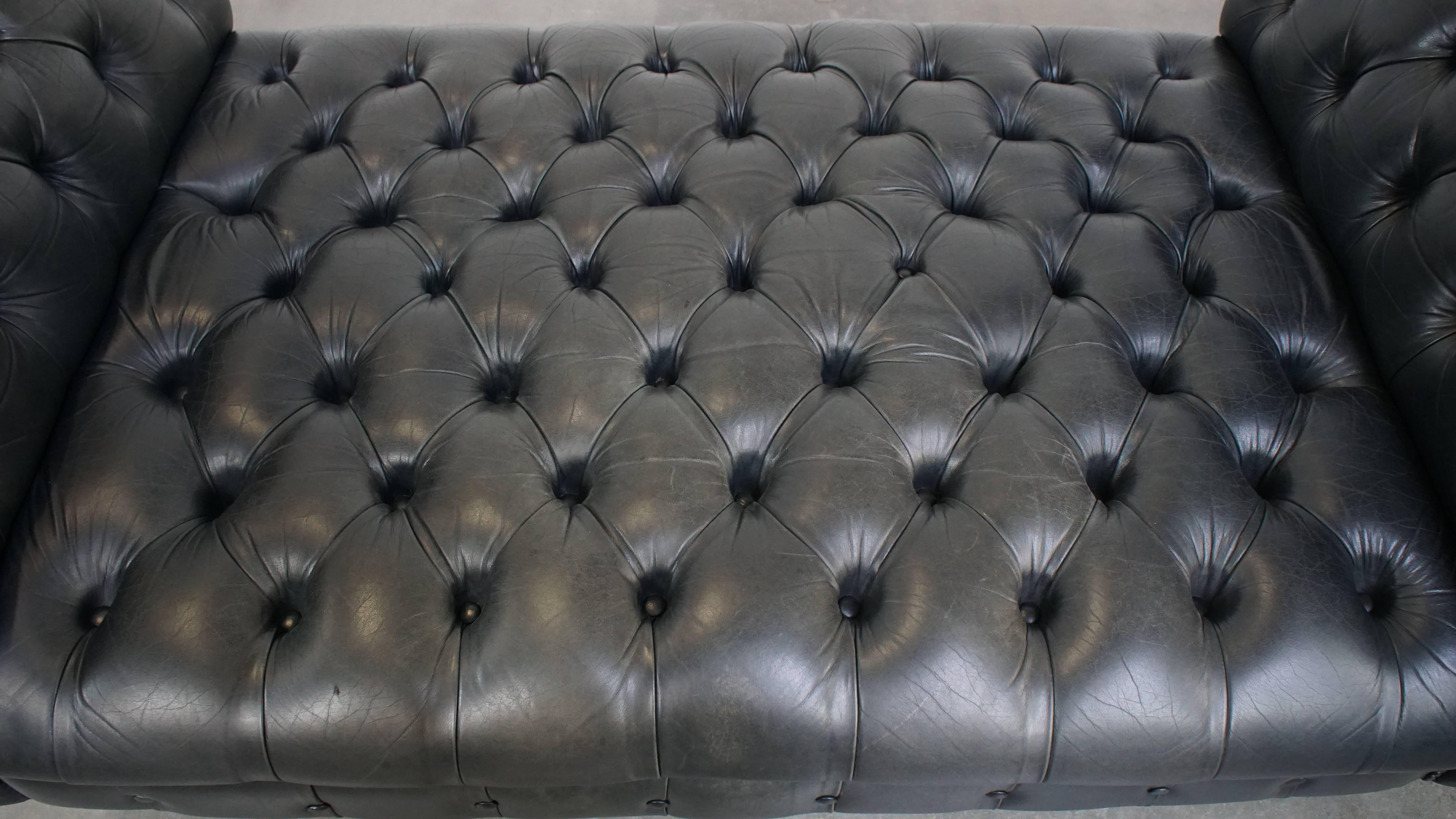 XX secolo Grande ed elegante letto da giorno Chesterfield nero in pelle di mucca in vendita