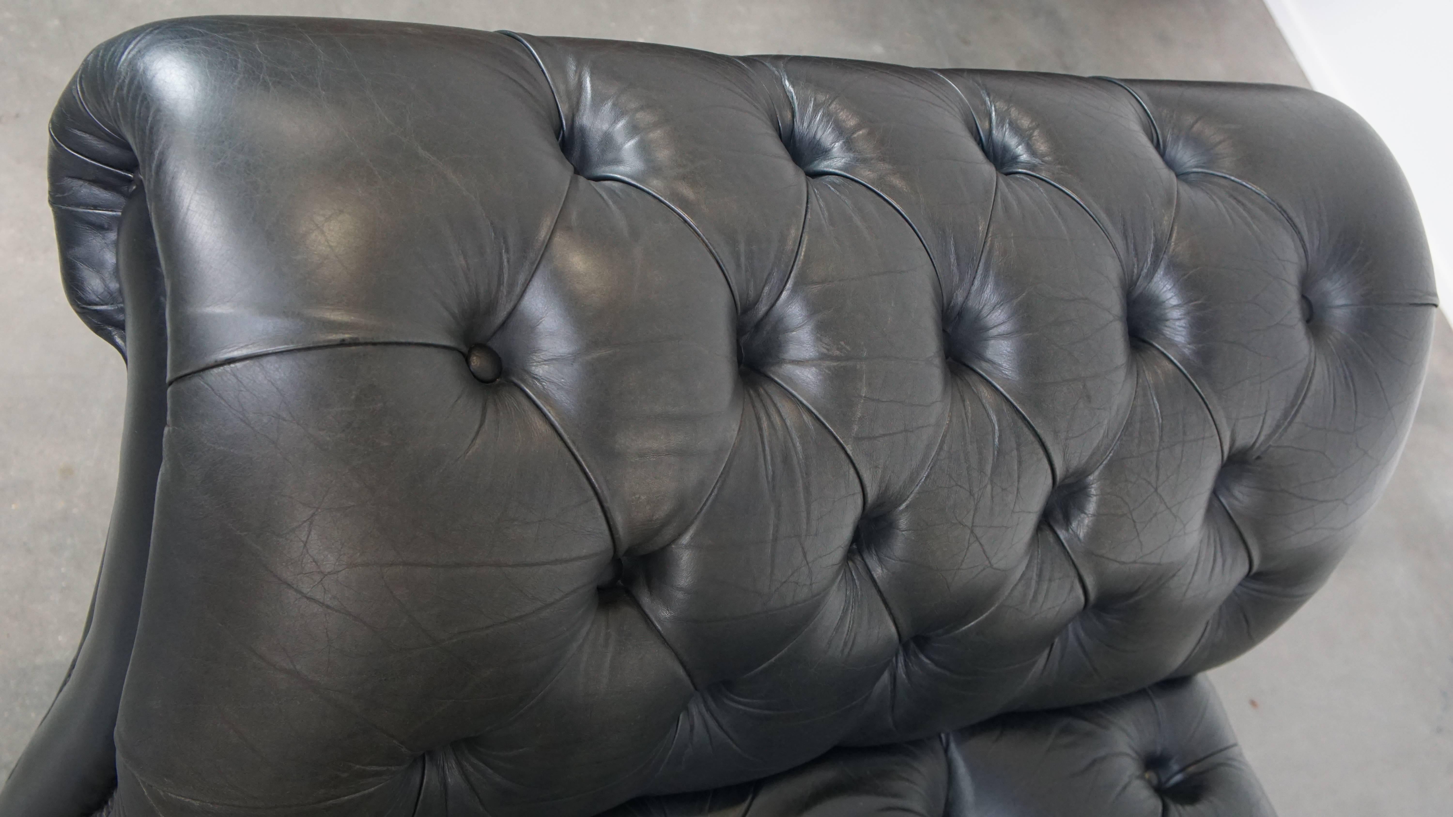 Vacchetta Grande ed elegante letto da giorno Chesterfield nero in pelle di mucca in vendita