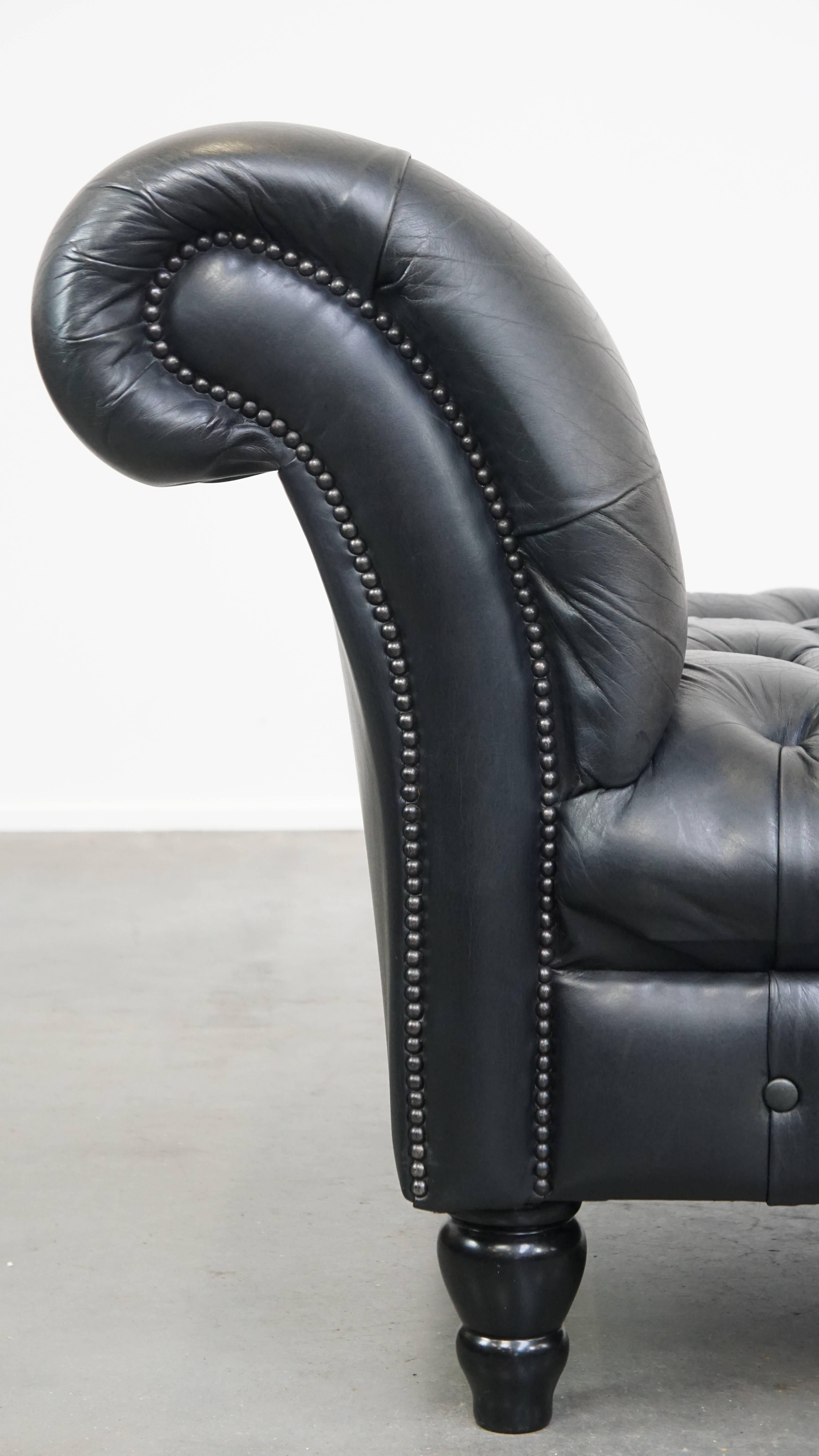 Grande ed elegante letto da giorno Chesterfield nero in pelle di mucca in vendita 2