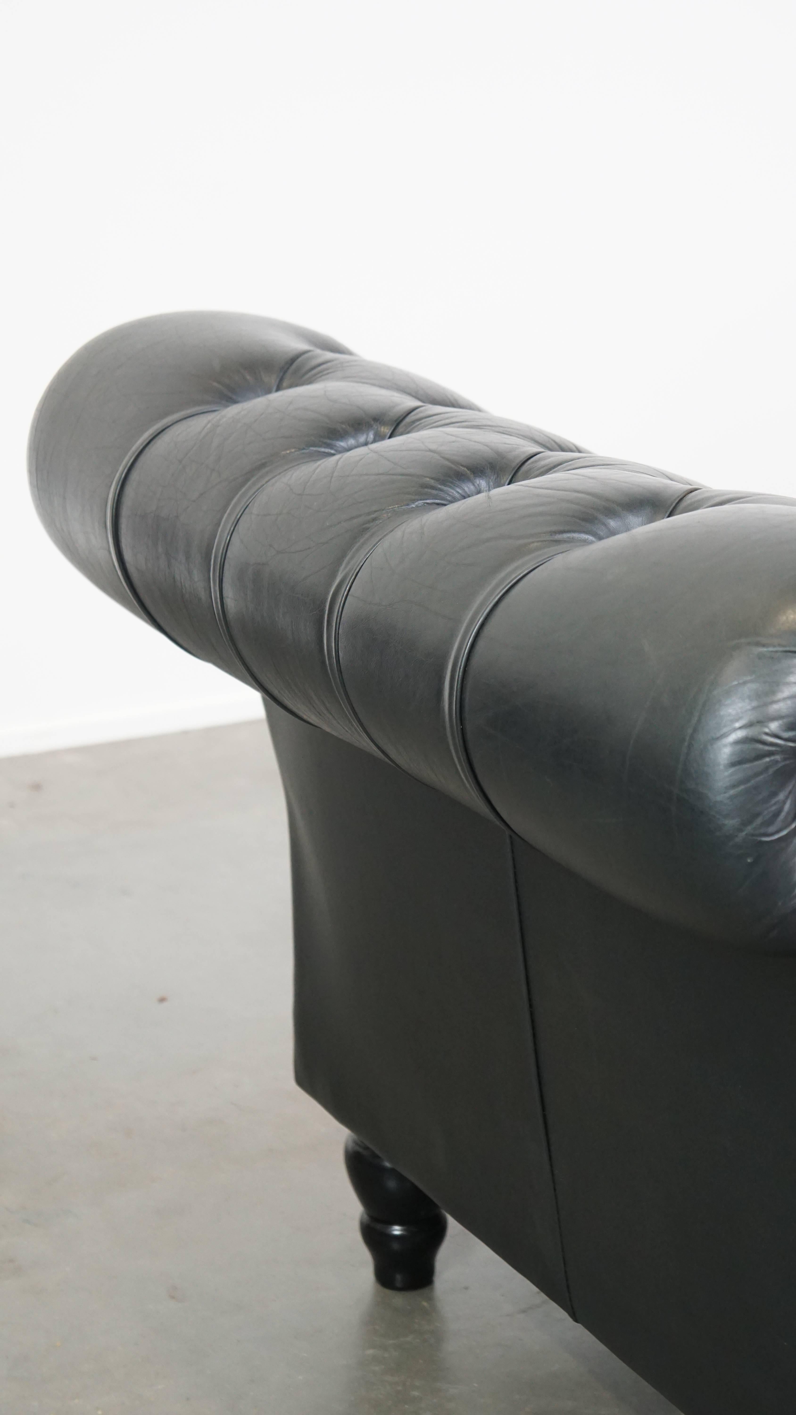 Grande ed elegante letto da giorno Chesterfield nero in pelle di mucca in vendita 3