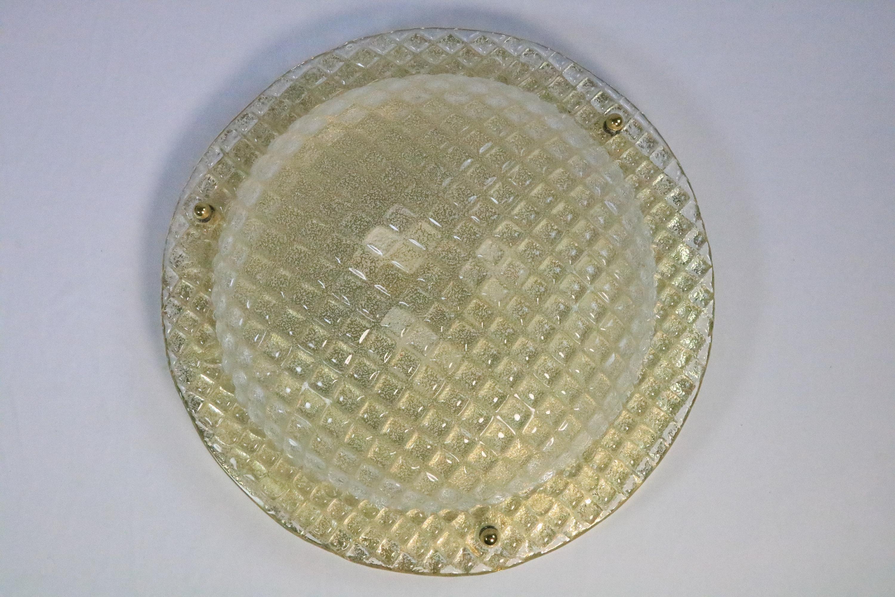 Aplique grande de finales de los años 70 u 80.
También se puede utilizar como luz de techo.

Por Fischer Leuchten.
Marco de latón con elegante cristal de hielo 

Hay un orificio en el centro del bastidor para la fijación. Los tornillos no están