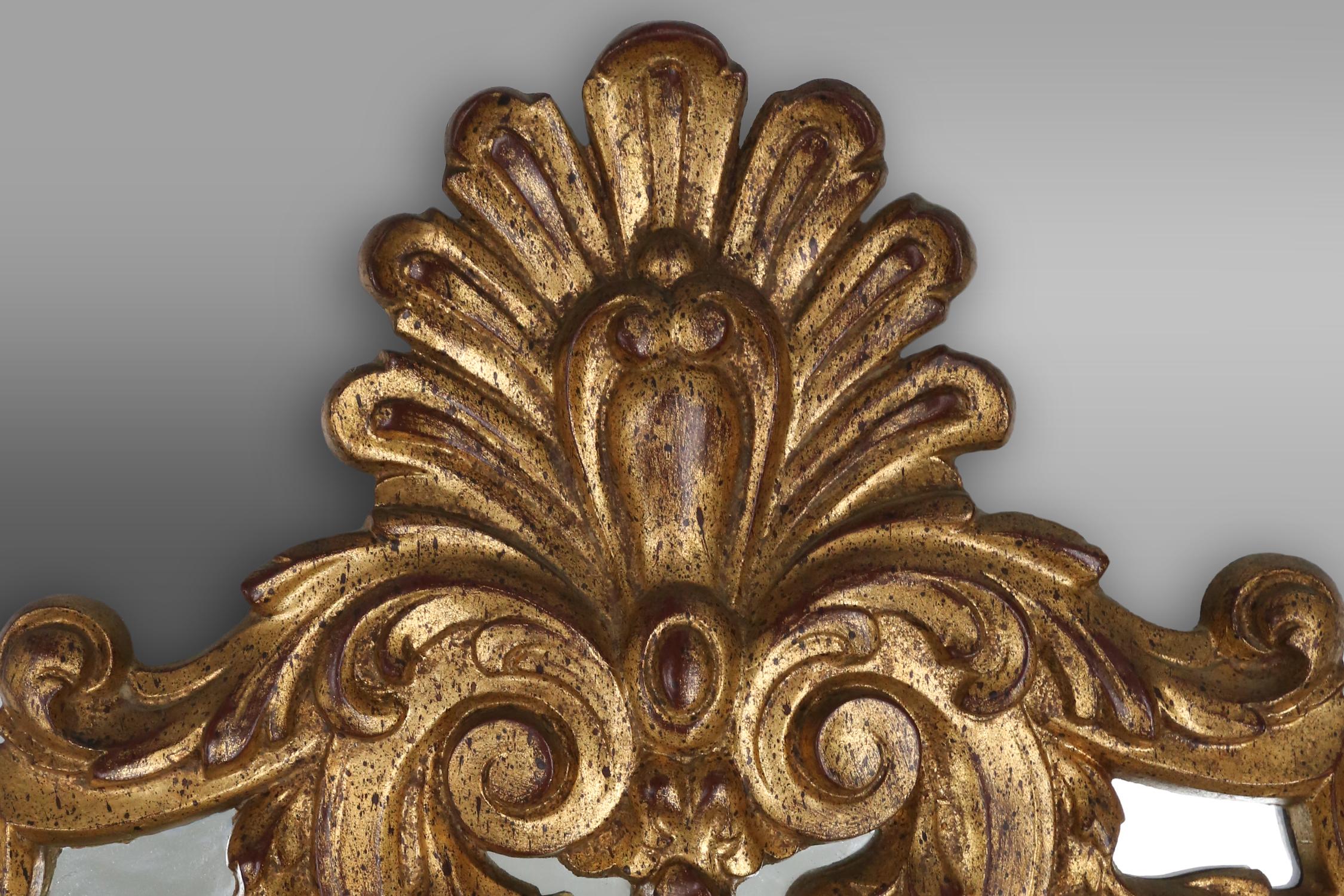 Großer, eleganter, vergoldeter Spiegel mit prächtigen Ornamenten auf der Oberseite, Deknudt  im Zustand „Gut“ im Angebot in Meulebeke, BE