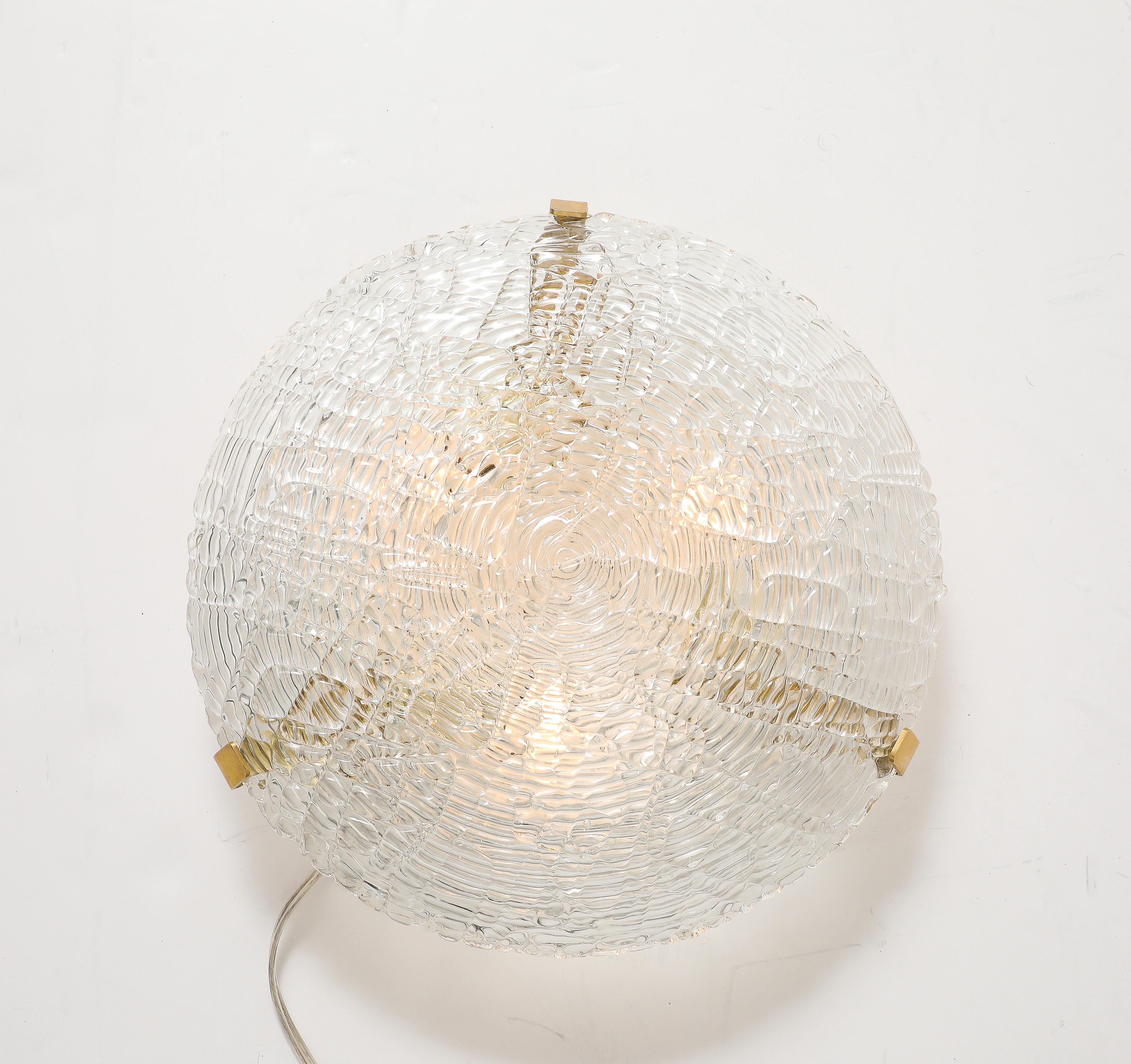 Milieu du XXe siècle Grand luminaire / applique en verre et laiton Elegance de Kalmar en vente