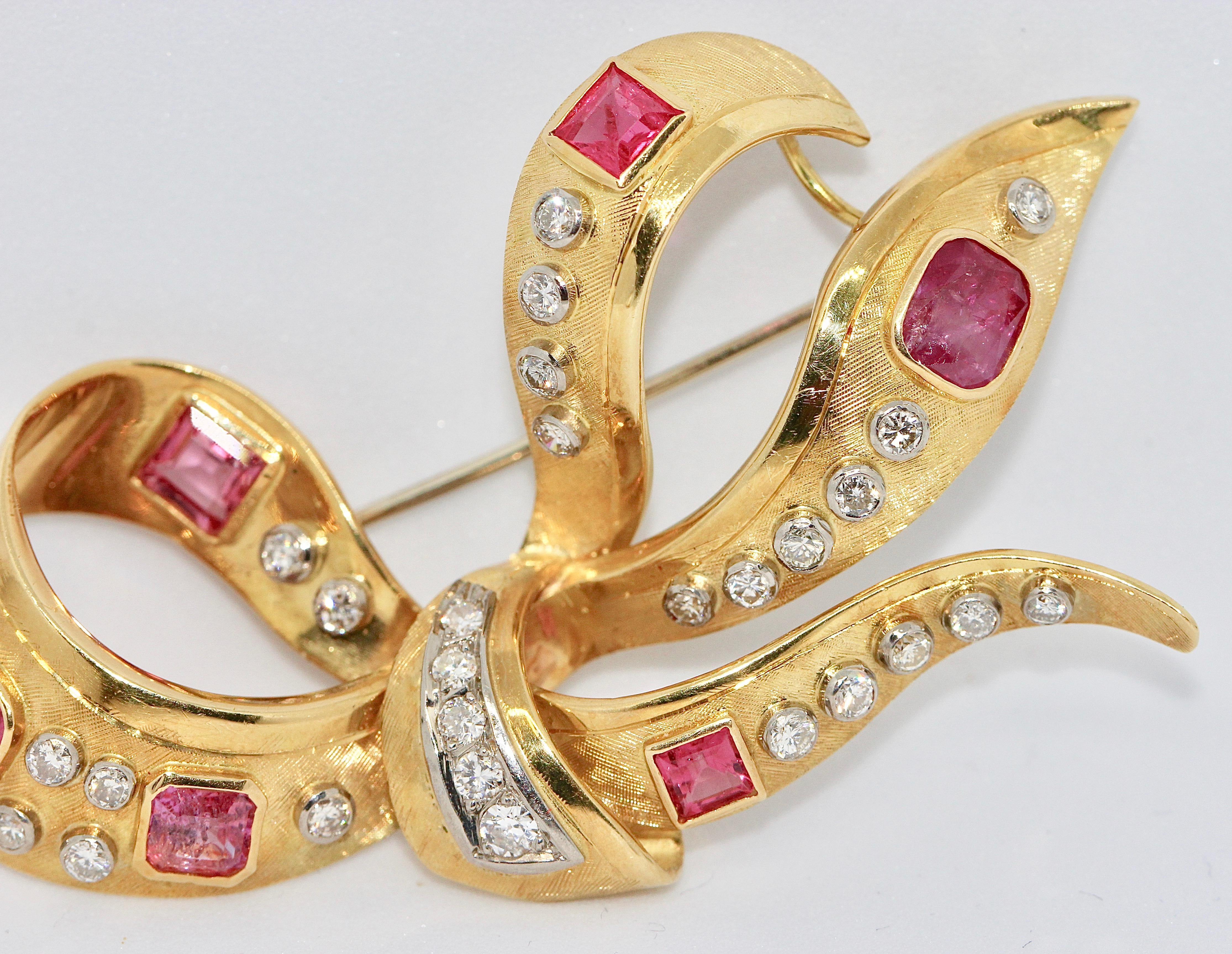 Large Elegant Gold Brooch in a Loop Shape 18 Karat Gold with Rubies and Diamonds In Good Condition For Sale In Berlin, DE