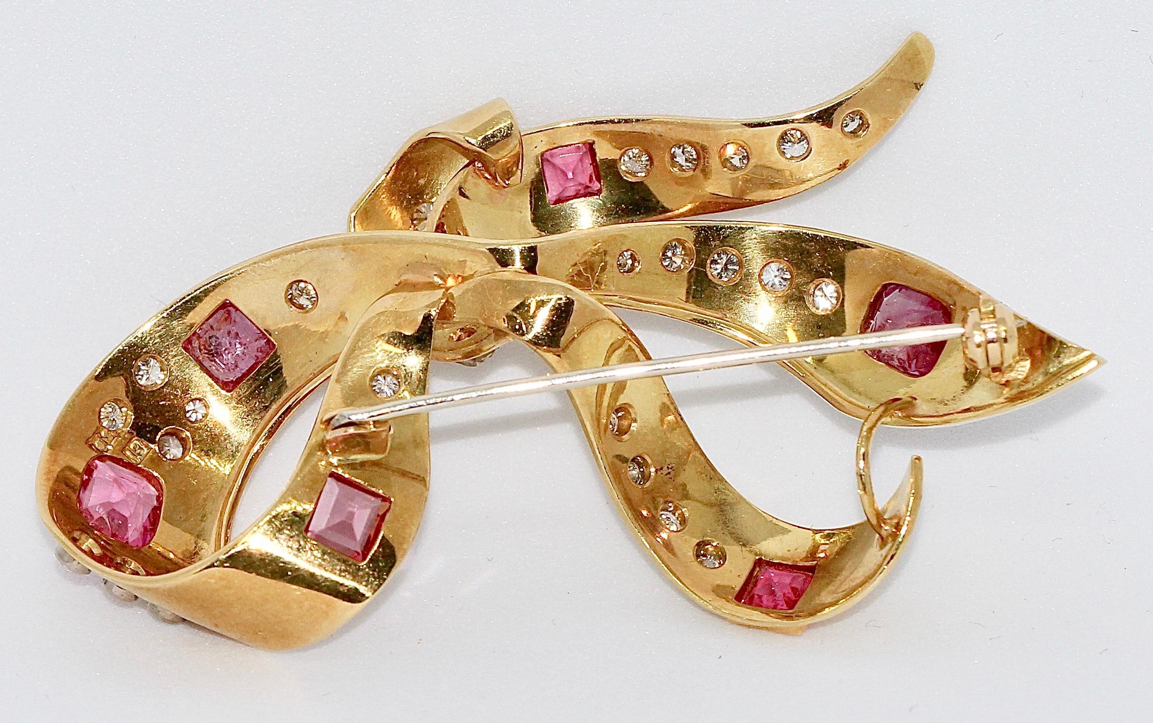 Große, elegante Goldbrosche in Schleifenform aus 18 Karat Gold mit Rubinen und Diamanten Damen im Angebot