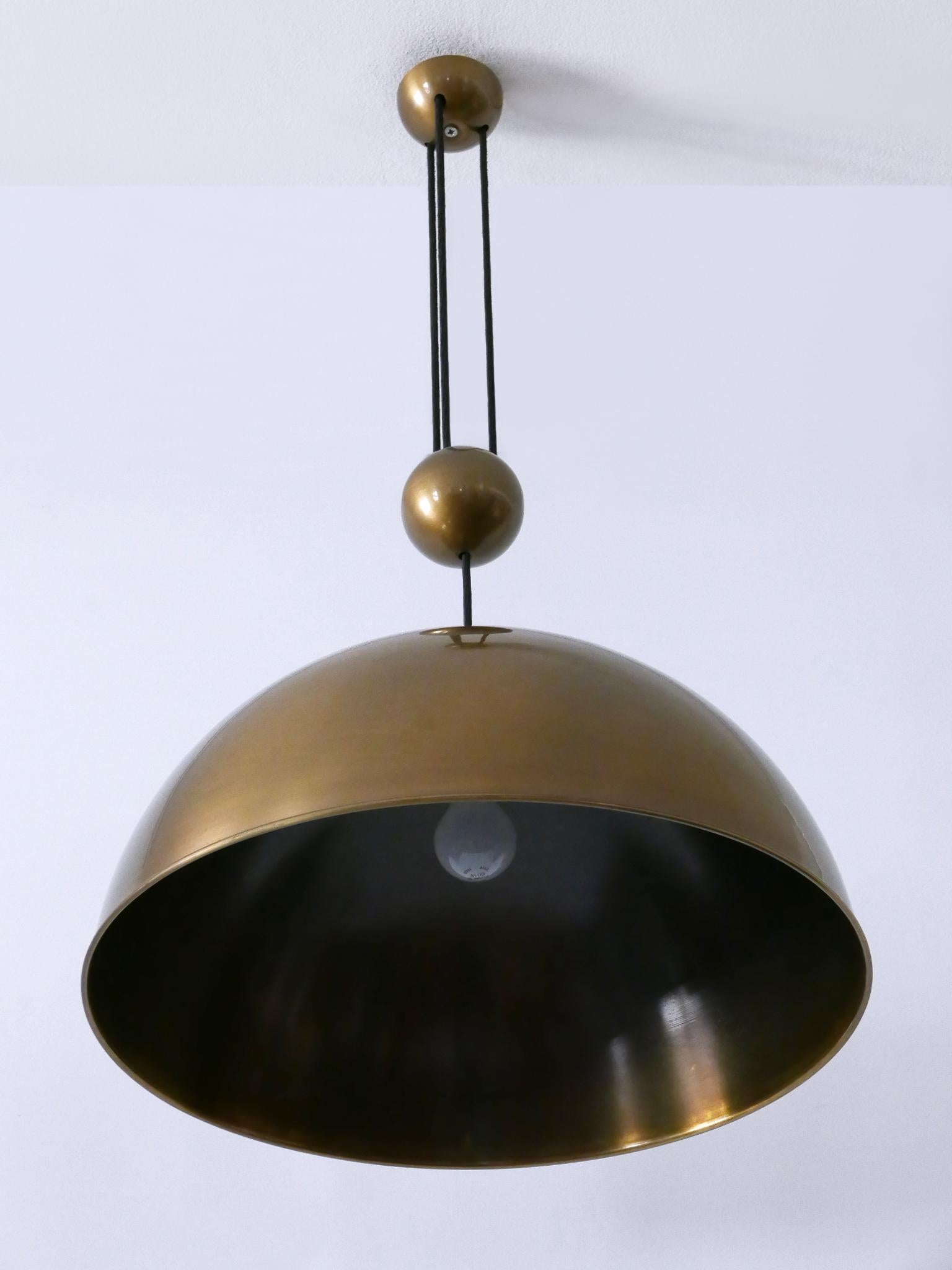 Lampada a sospensione in ottone a contrappeso di Florian Schulz, grande ed elegante, risalente al metà del secolo. in vendita 2