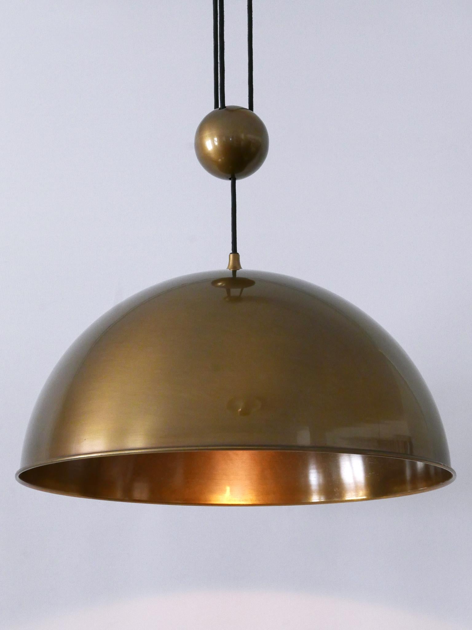 Lampada a sospensione in ottone a contrappeso di Florian Schulz, grande ed elegante, risalente al metà del secolo. in vendita 4