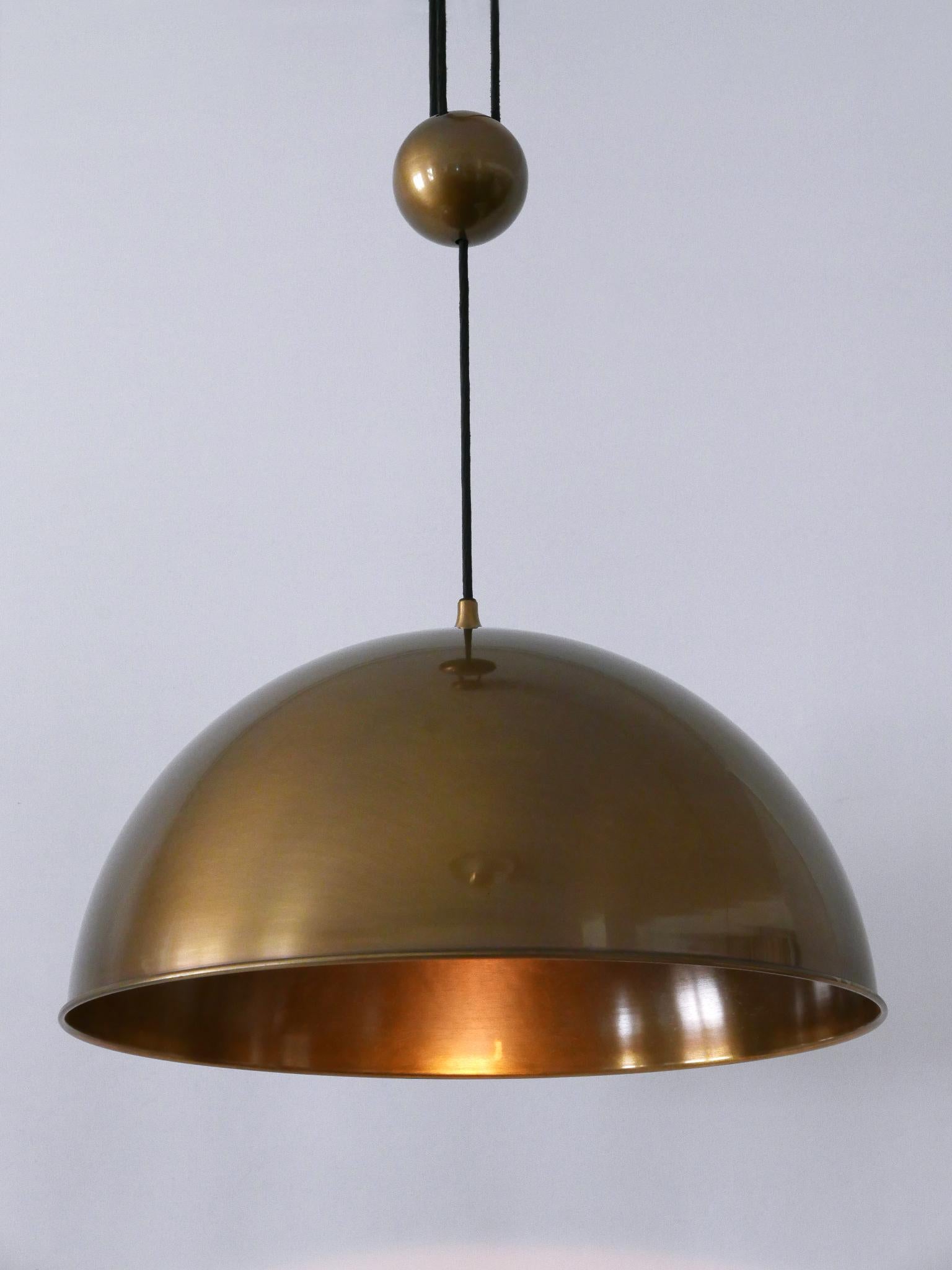 Lampada a sospensione in ottone a contrappeso di Florian Schulz, grande ed elegante, risalente al metà del secolo. in vendita 5