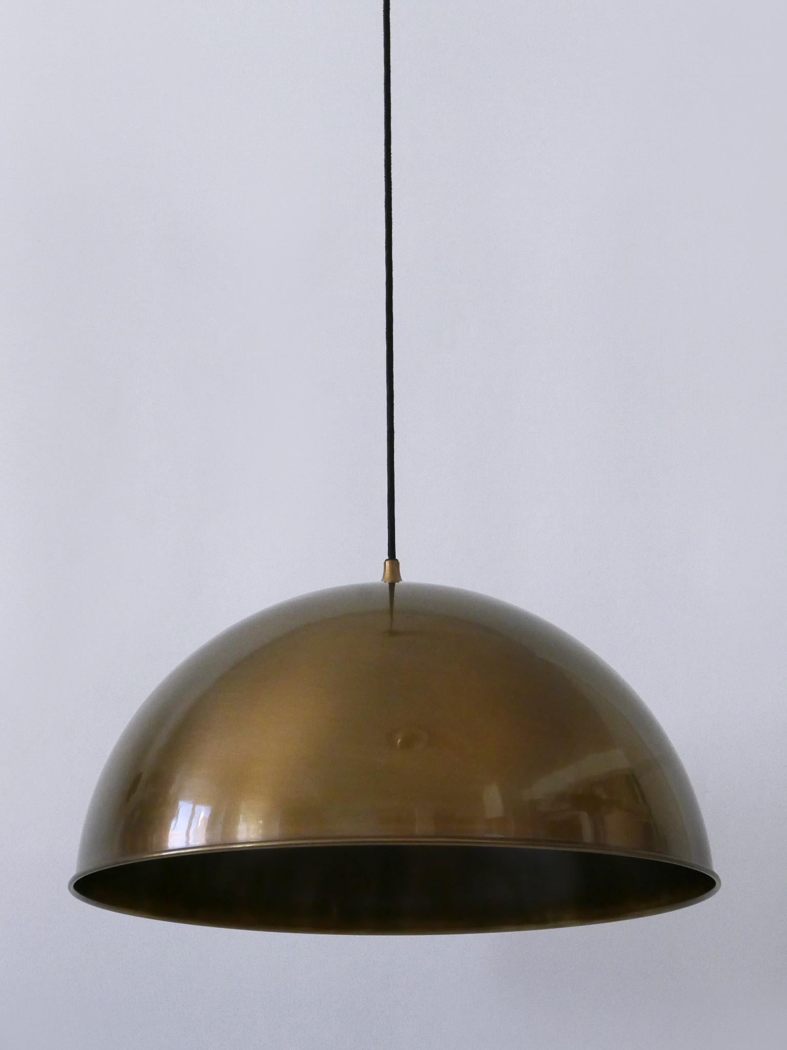 Lampada a sospensione in ottone a contrappeso di Florian Schulz, grande ed elegante, risalente al metà del secolo. in vendita 6