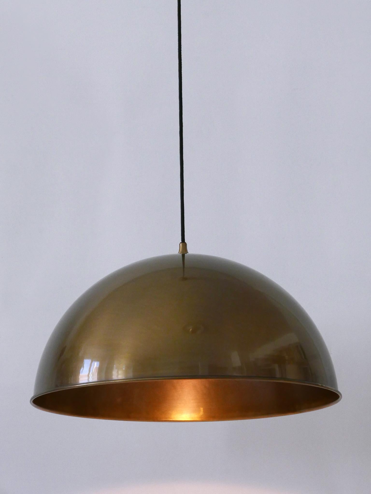Lampada a sospensione in ottone a contrappeso di Florian Schulz, grande ed elegante, risalente al metà del secolo. in vendita 7