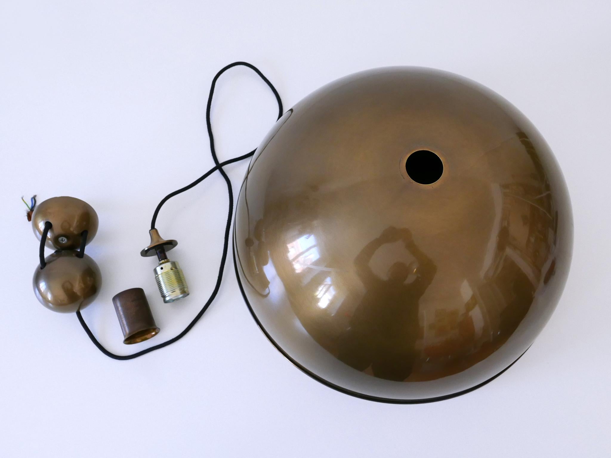 Lampada a sospensione in ottone a contrappeso di Florian Schulz, grande ed elegante, risalente al metà del secolo. in vendita 9