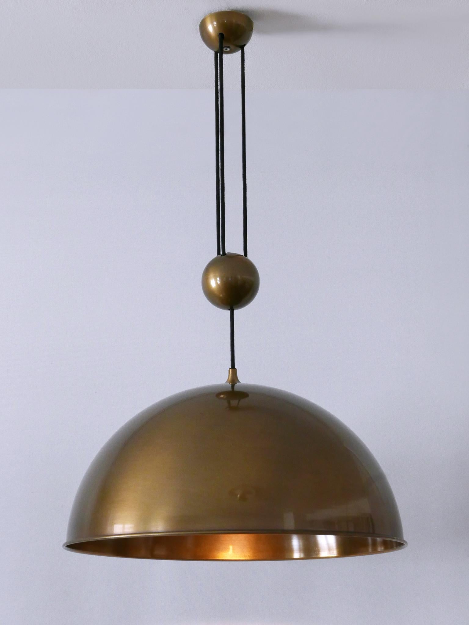 Mid-Century moderno Lampada a sospensione in ottone a contrappeso di Florian Schulz, grande ed elegante, risalente al metà del secolo. in vendita
