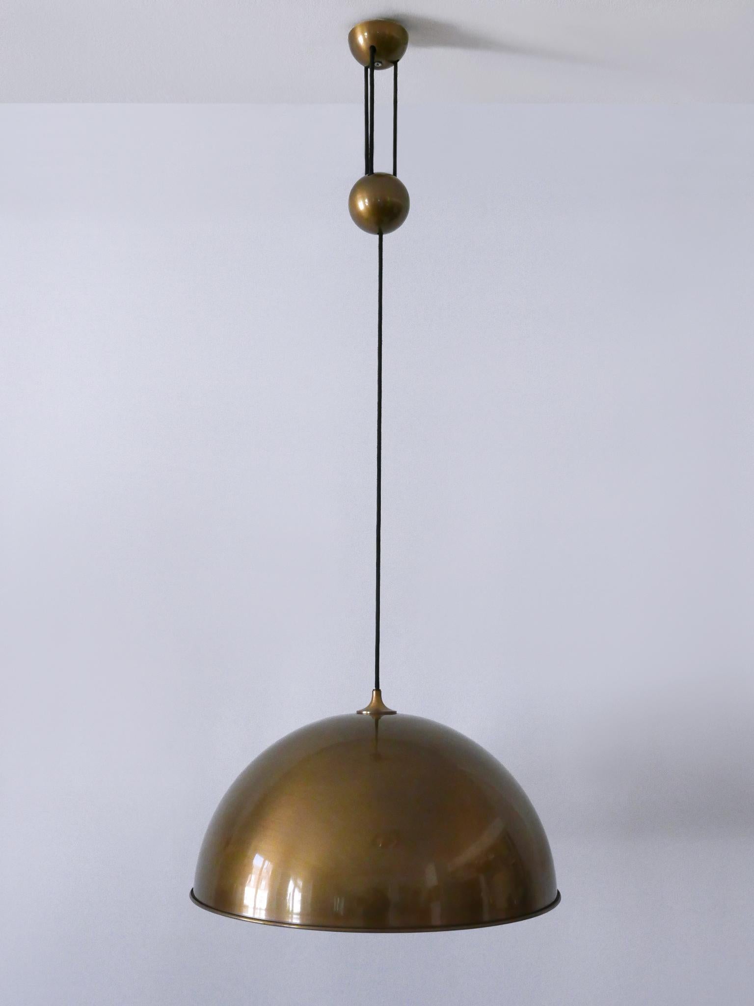 Lampada a sospensione in ottone a contrappeso di Florian Schulz, grande ed elegante, risalente al metà del secolo. In condizioni buone in vendita a Munich, DE