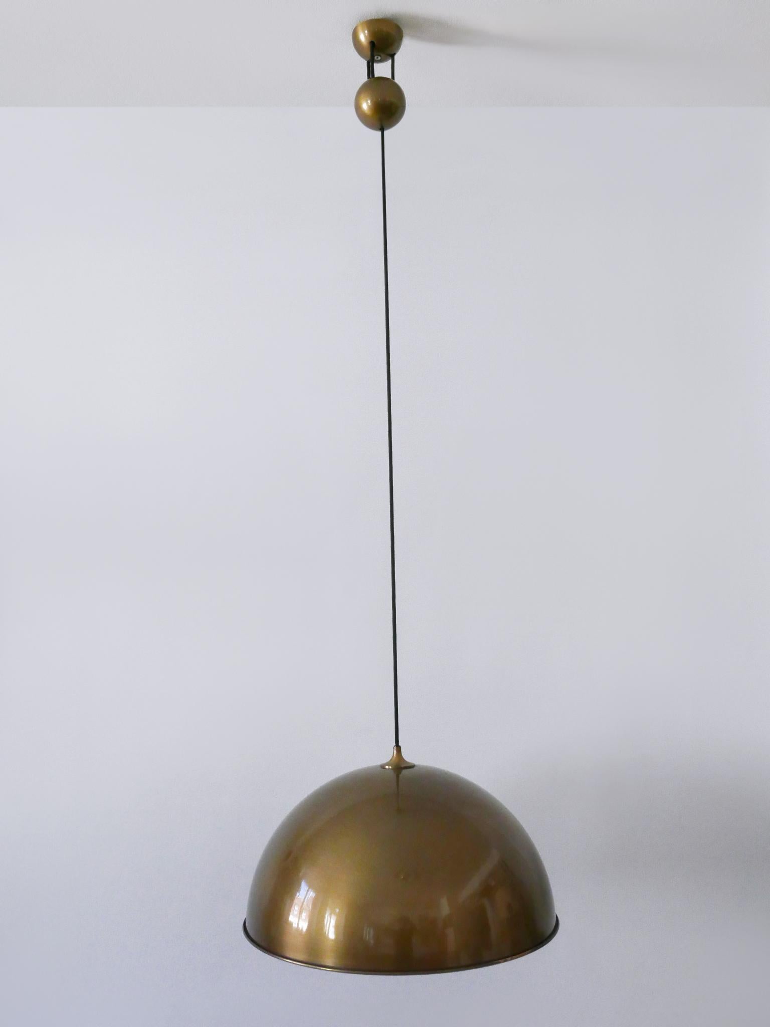 Fine XX secolo Lampada a sospensione in ottone a contrappeso di Florian Schulz, grande ed elegante, risalente al metà del secolo. in vendita