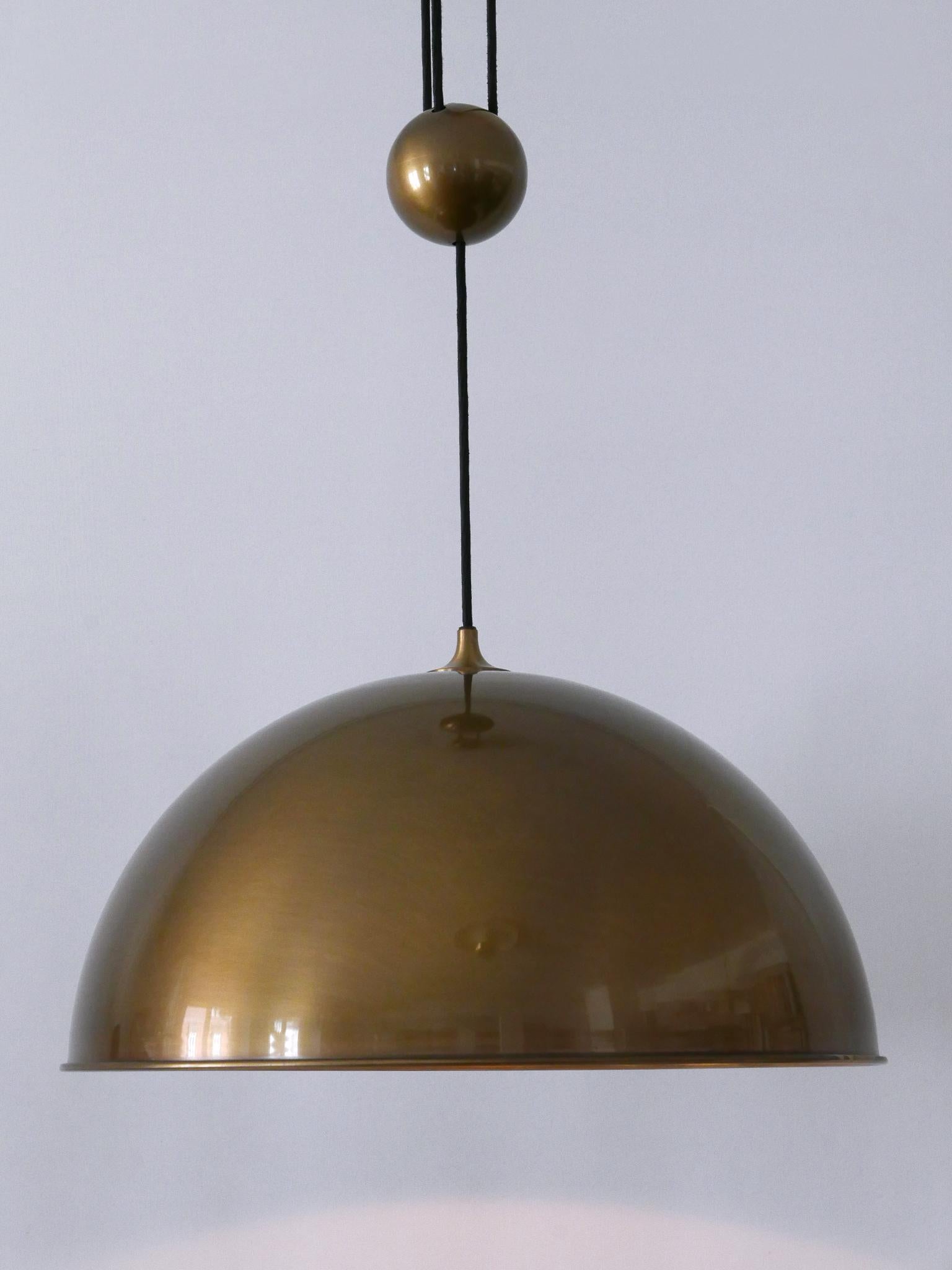 Ottone Lampada a sospensione in ottone a contrappeso di Florian Schulz, grande ed elegante, risalente al metà del secolo. in vendita