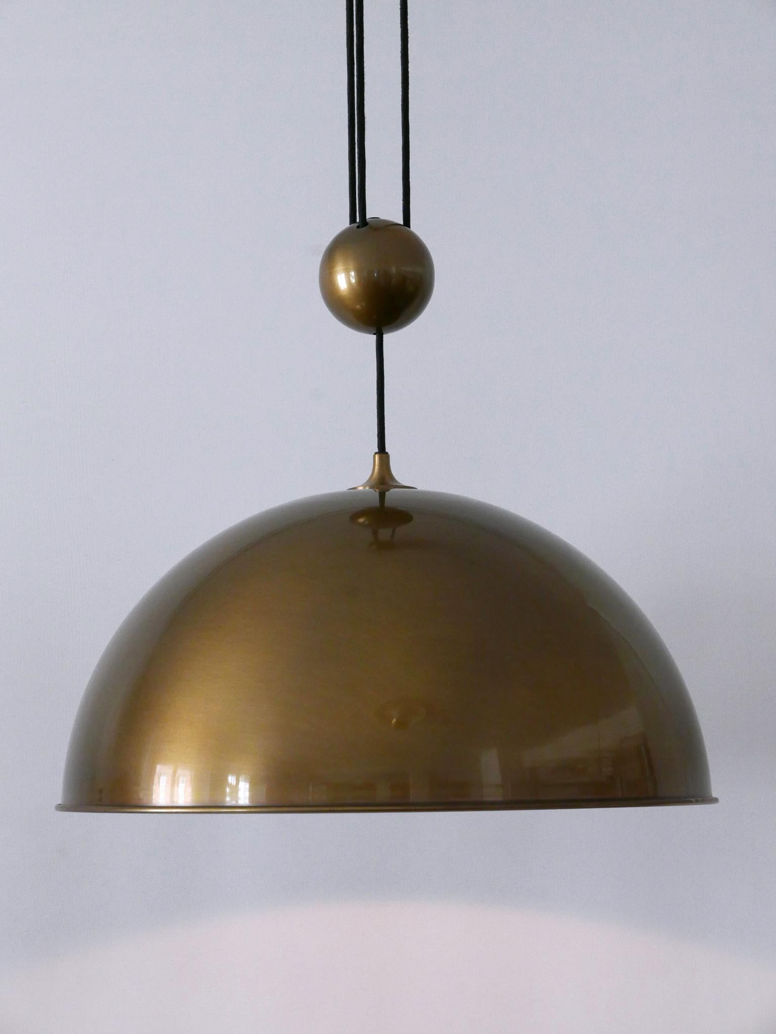 Lampada a sospensione in ottone a contrappeso di Florian Schulz, grande ed elegante, risalente al metà del secolo. in vendita 1