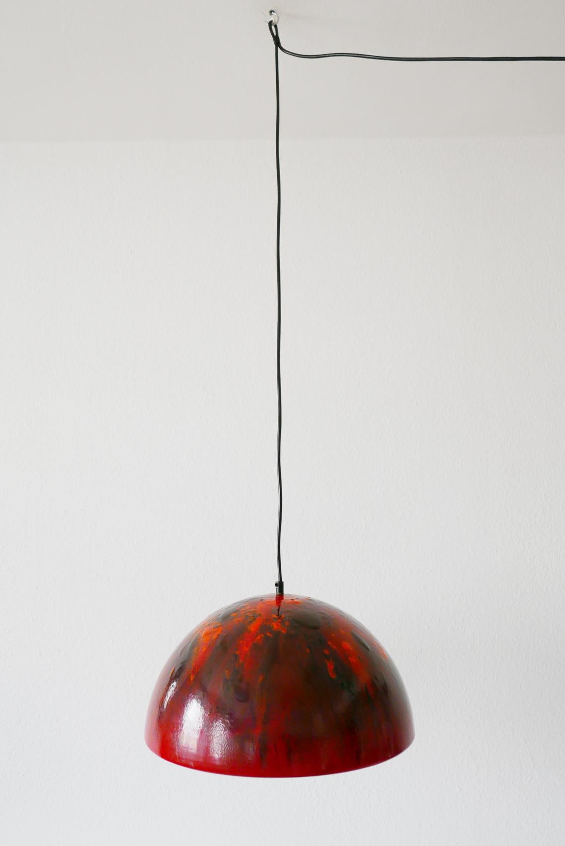 Rare, grande lampe suspendue moderne du milieu du siècle. Conçu et fabriqué probablement dans les années 1960, au Danemark.

Exécuté en métal émaillé rouge extérieur, orange, blanc intérieur. La lampe nécessite une ampoule E27 à vis Edison, elle est