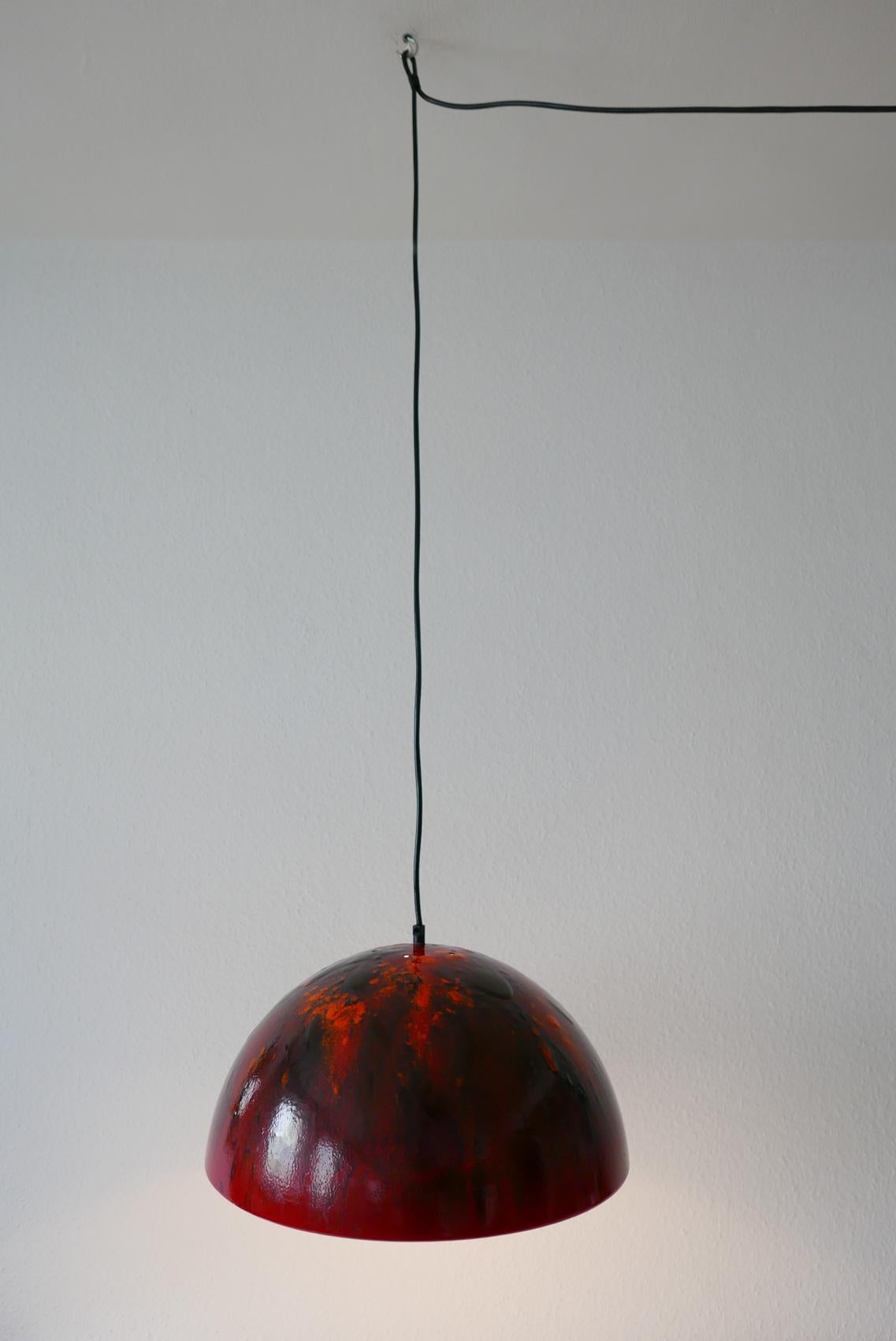 Mid-Century Modern Grande et élégante lampe suspendue à dôme en émail de style moderne du milieu du siècle dernier, années 1960, Danemark en vente