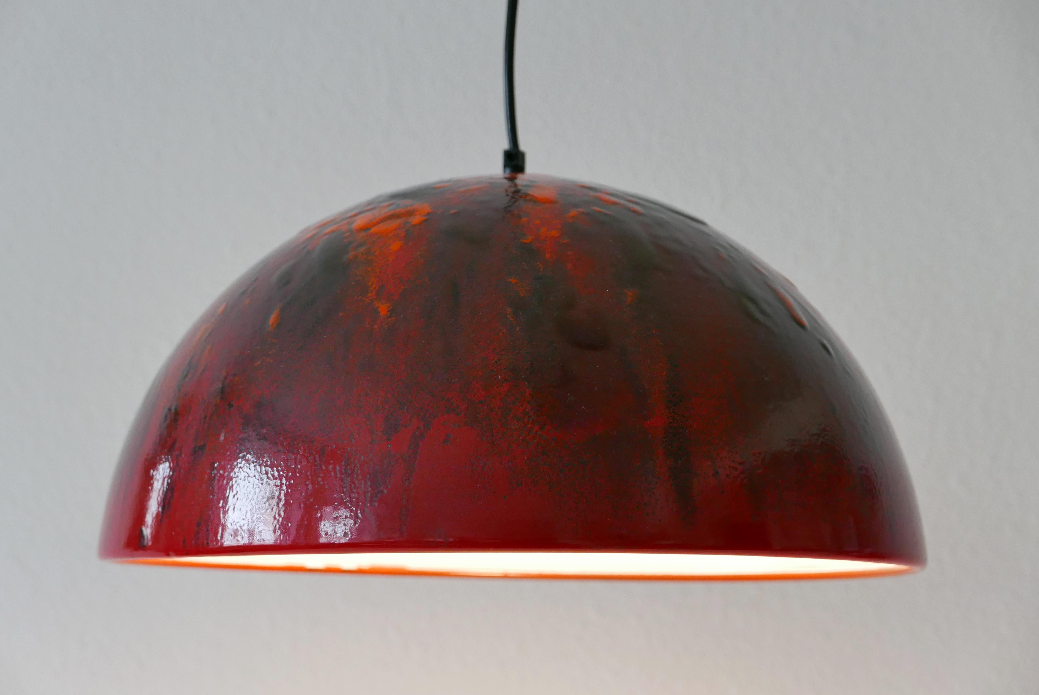 Émaillé Grande et élégante lampe suspendue à dôme en émail de style moderne du milieu du siècle dernier, années 1960, Danemark en vente