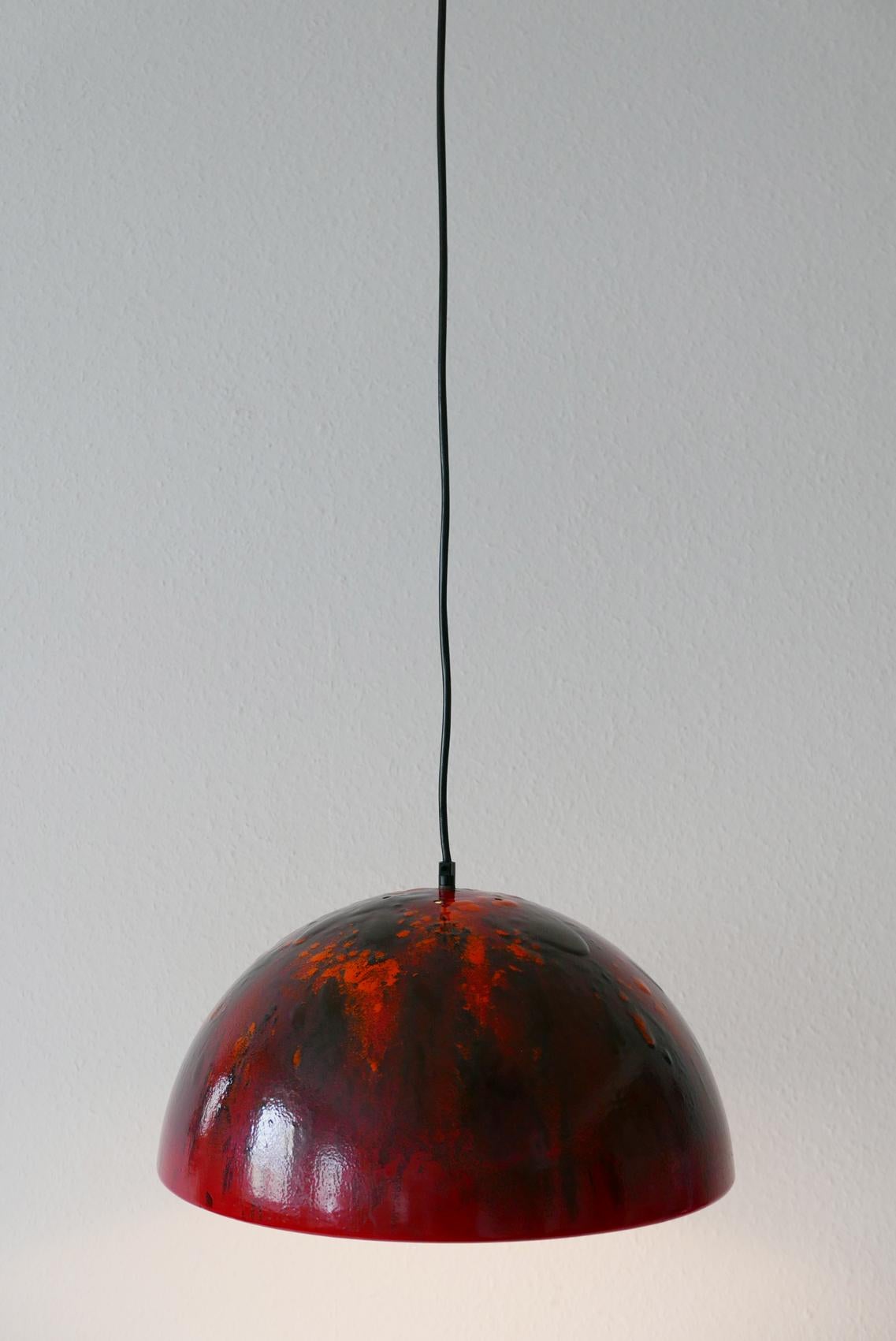 Grande et élégante lampe suspendue à dôme en émail de style moderne du milieu du siècle dernier, années 1960, Danemark Bon état - En vente à Munich, DE