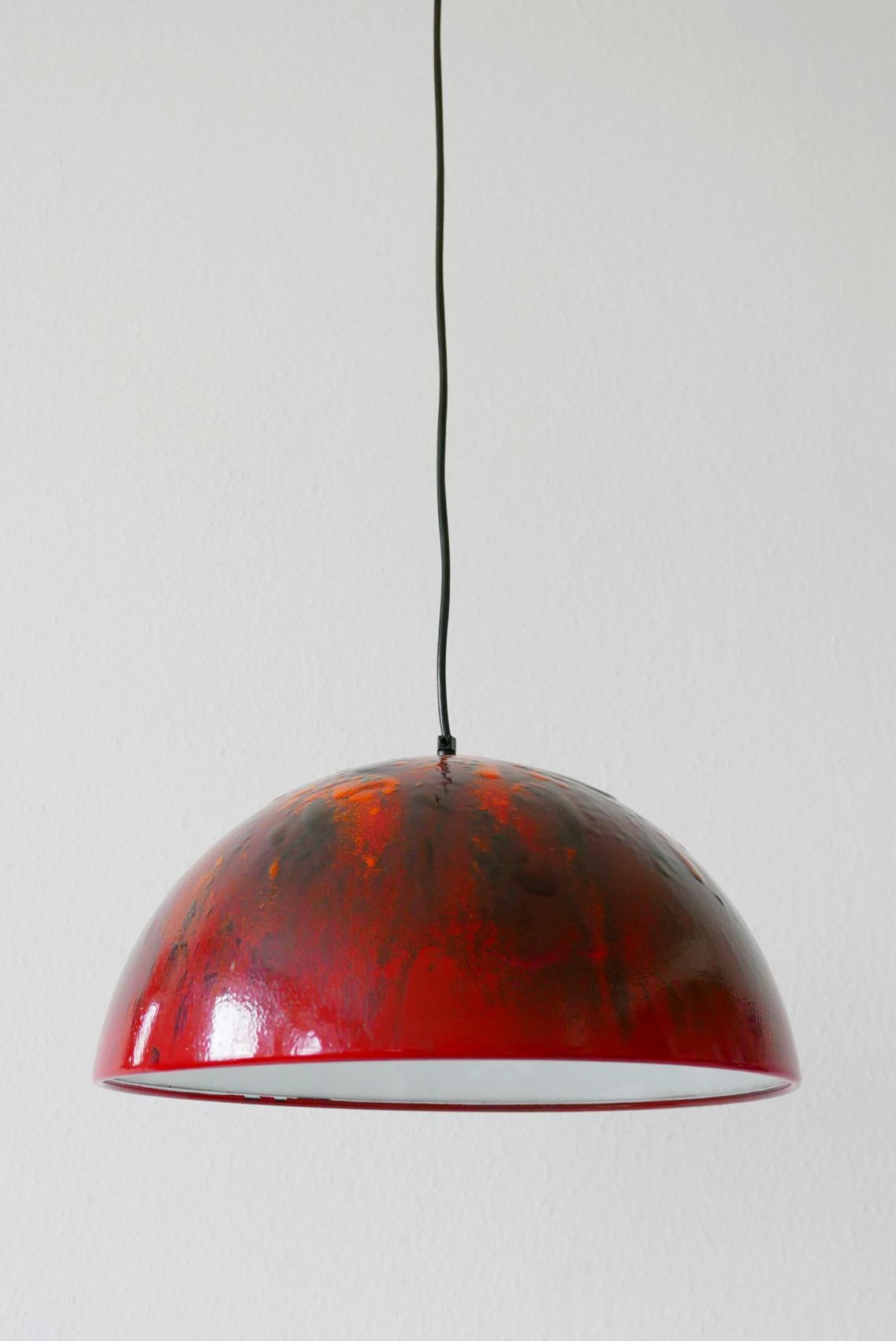Métal Grande et élégante lampe suspendue à dôme en émail de style moderne du milieu du siècle dernier, années 1960, Danemark en vente