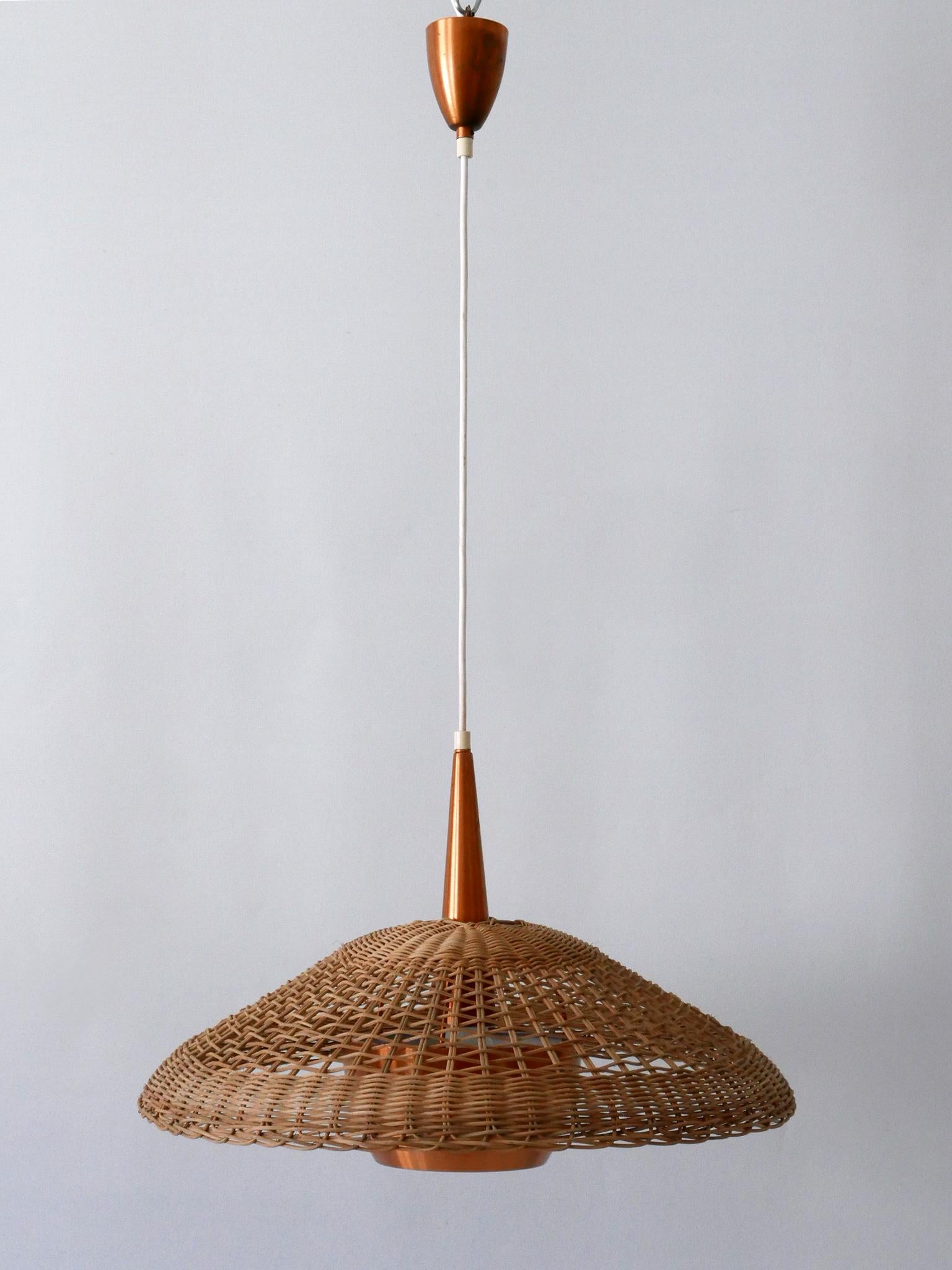 Mid-Century moderno Grande ed elegante lampada a sospensione in rame e rattan della metà del secolo scorso Danimarca anni '70 in vendita