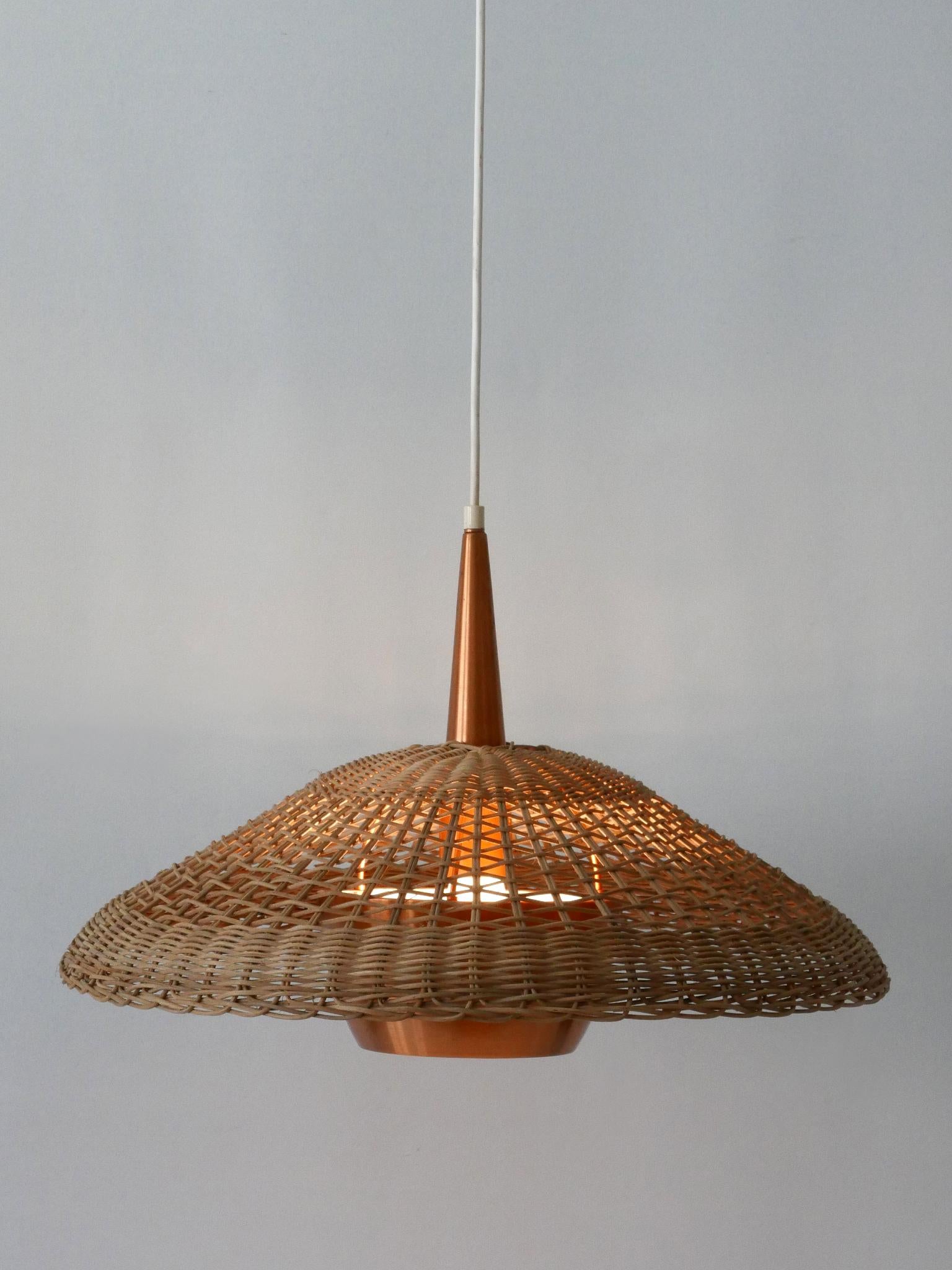 Fine XX secolo Grande ed elegante lampada a sospensione in rame e rattan della metà del secolo scorso Danimarca anni '70 in vendita