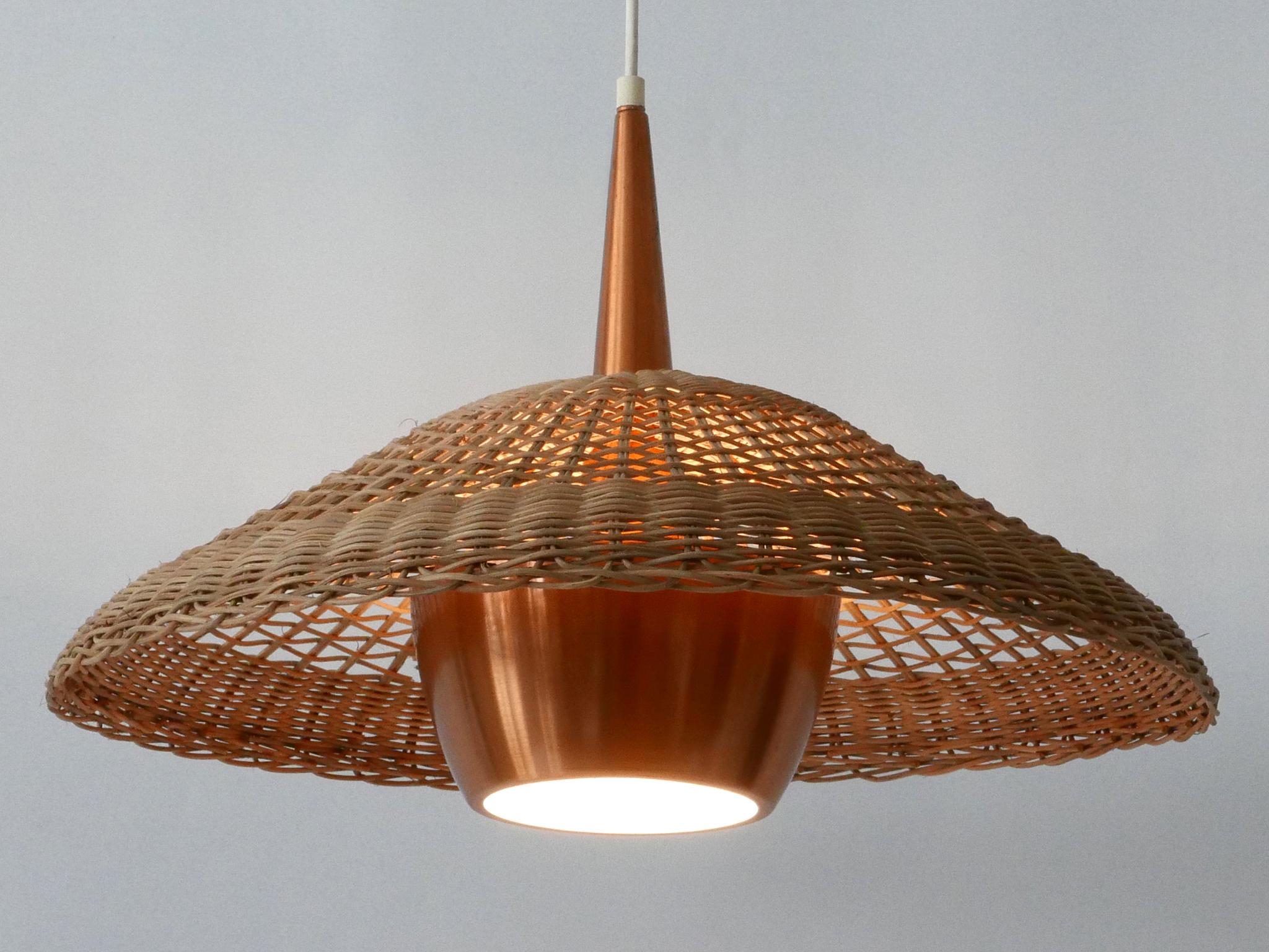 Grande ed elegante lampada a sospensione in rame e rattan della metà del secolo scorso Danimarca anni '70 in vendita 1