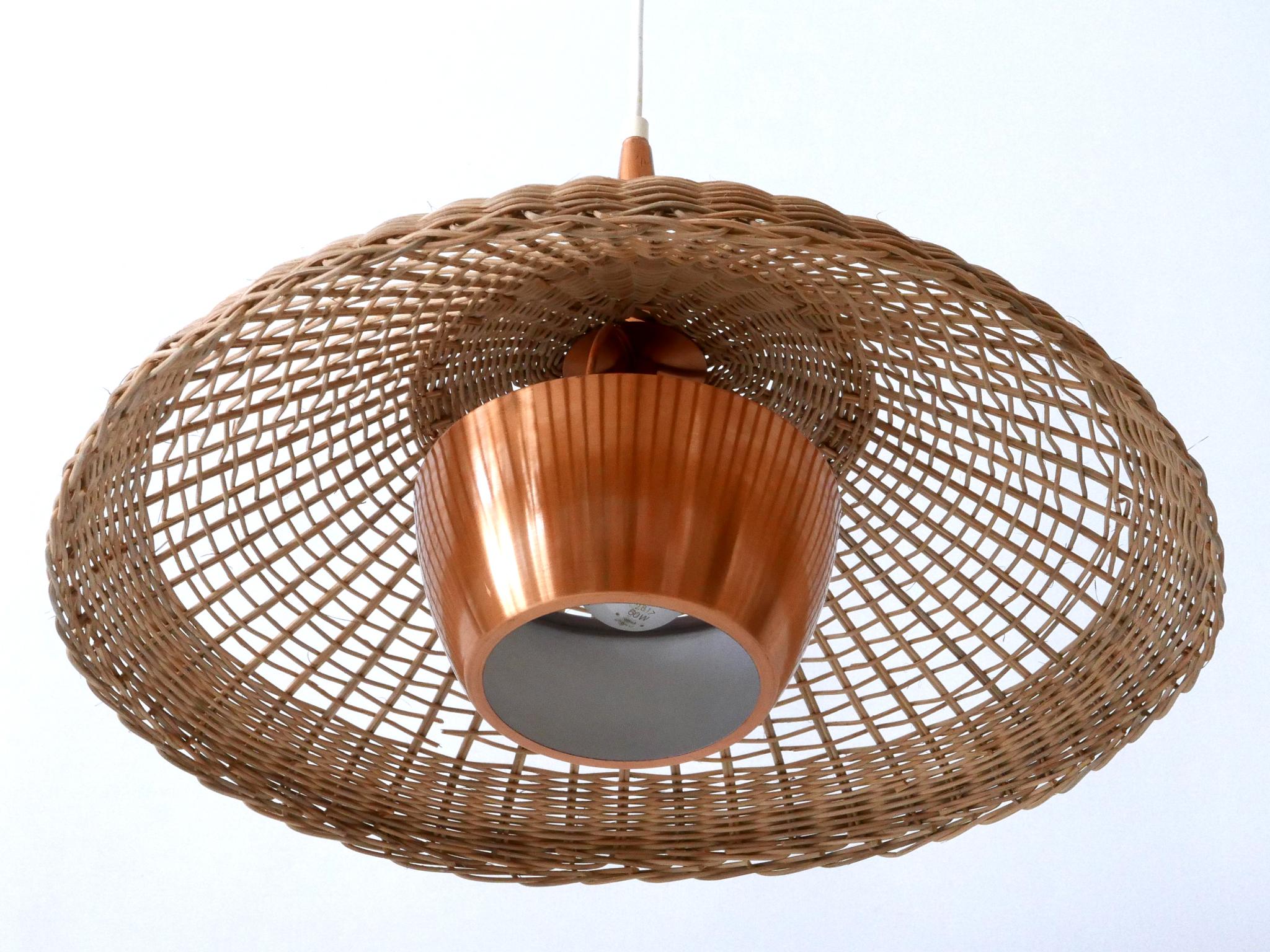 Grande ed elegante lampada a sospensione in rame e rattan della metà del secolo scorso Danimarca anni '70 in vendita 2