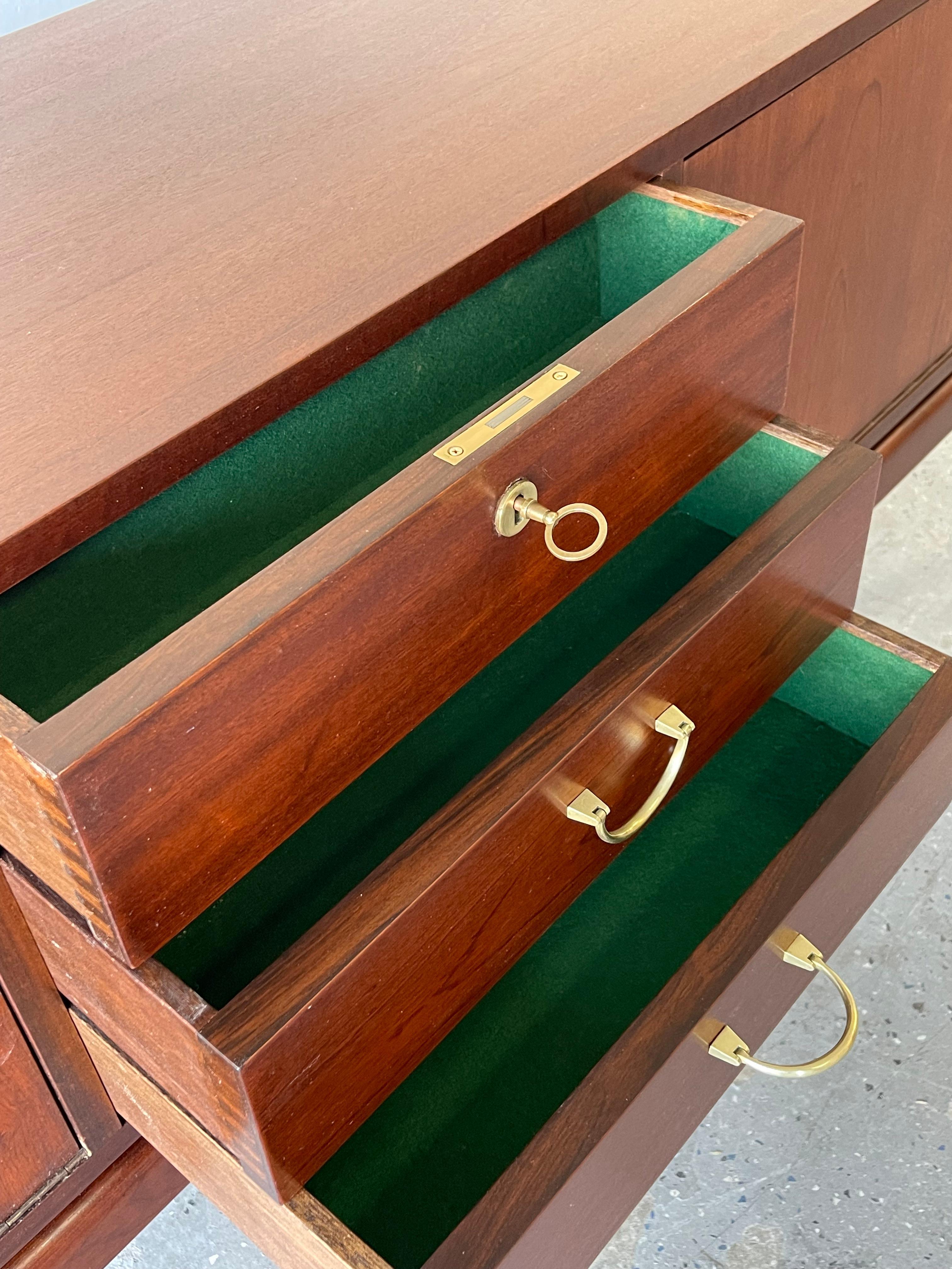 Large & Elegant Mid-Century Modern Walnut Credenza  For Sale 5