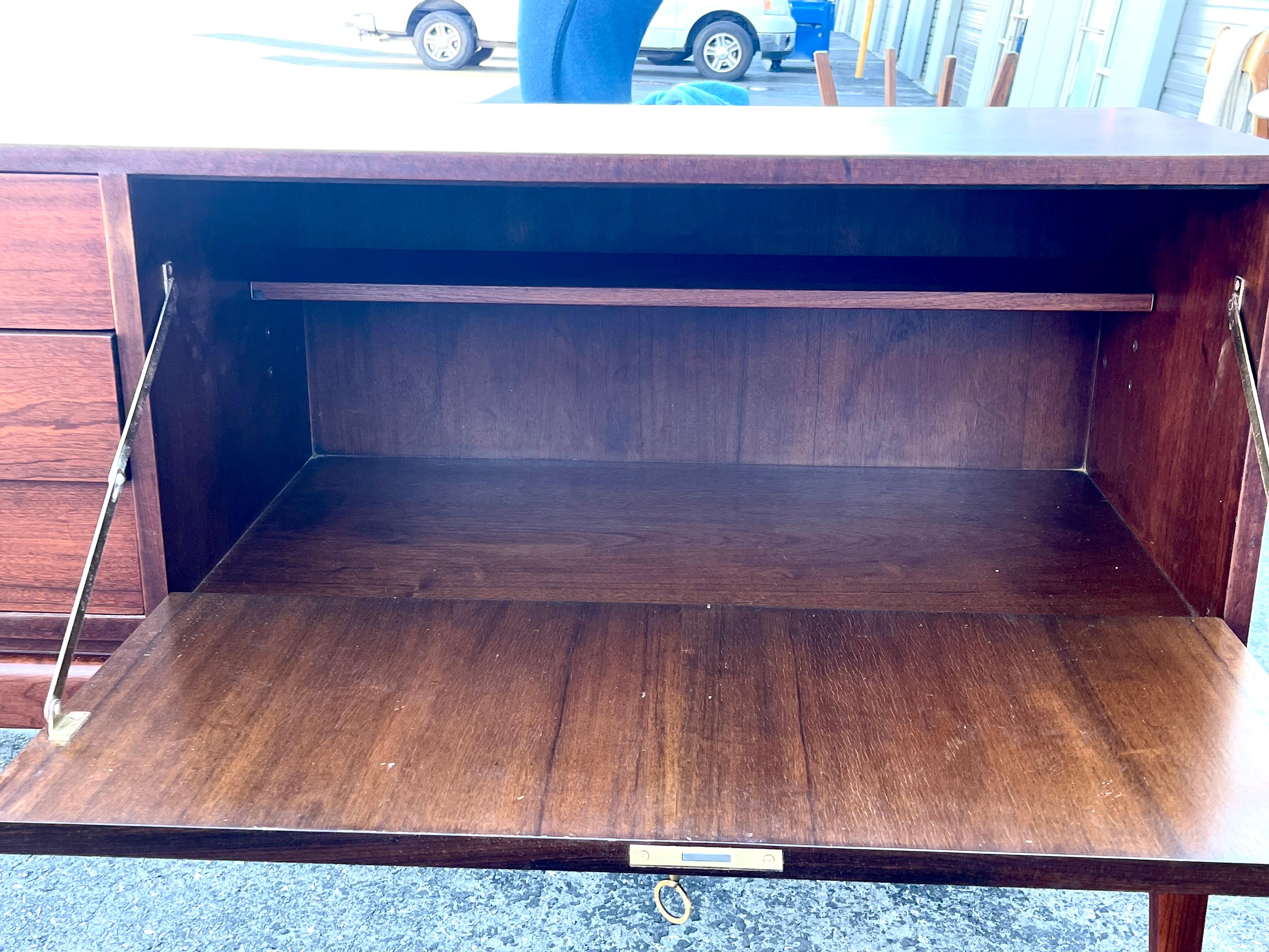 Large & Elegant Mid-Century Modern Walnut Credenza  8