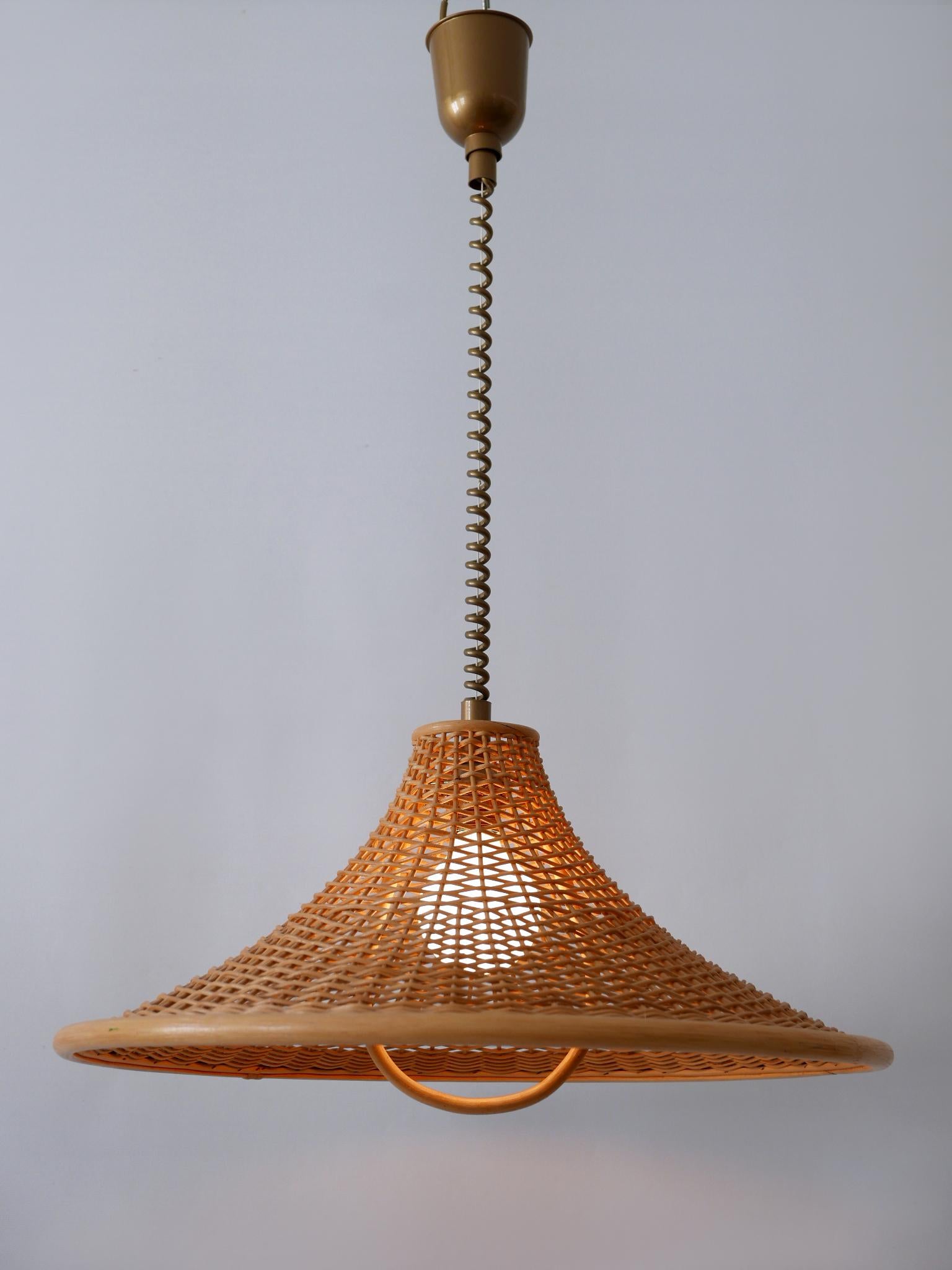 Large and highly decorative Mid-Century Modern pull down pendant lamp or hanging light. Manufactured probably in 1970s, Germany.

Executed in wicker, it comes with 1 x E27 Edison screw fit bulb holder, is wired and in working condition. It runs