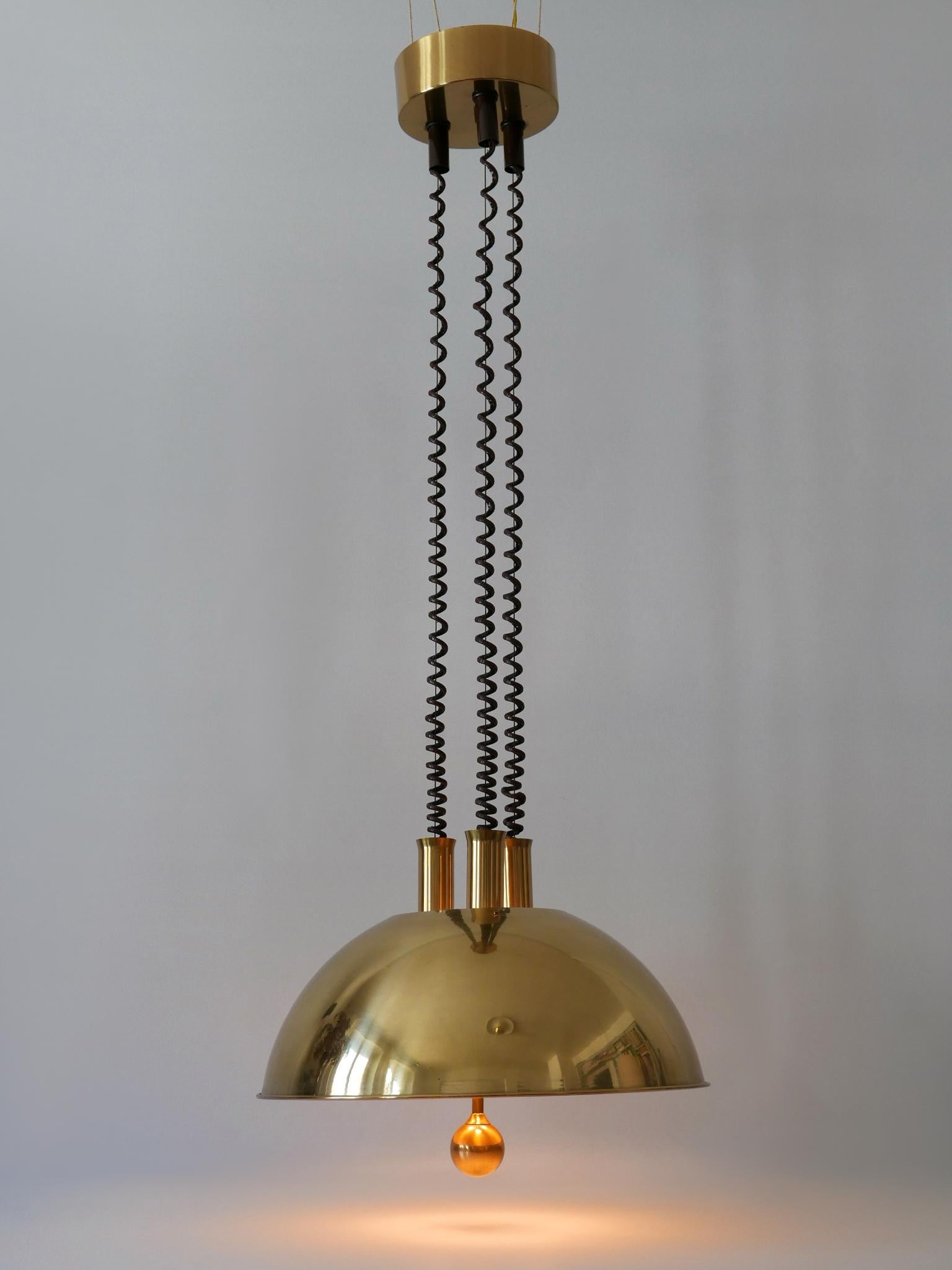 Rarissima, grande ed elegante lampada a sospensione o a sospensione Mid-Century Modern in ottone lucido. Progettato e realizzato da Florian Schulz, anni '1970, Germania.

Realizzata in ottone massiccio, la lampada è dotata di 3 prese per lampadine a