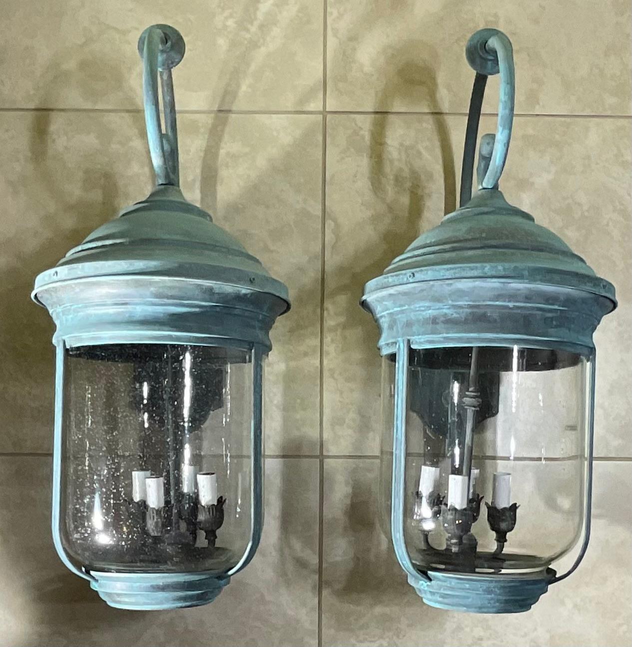  Illumina la tua casa con un tocco di eleganza senza tempo! Questa splendida coppia di lanterne da parete in ottone vintage offre un mix di design classico e artigianato duraturo, perfetto per aggiungere carattere a qualsiasi spazio interno o