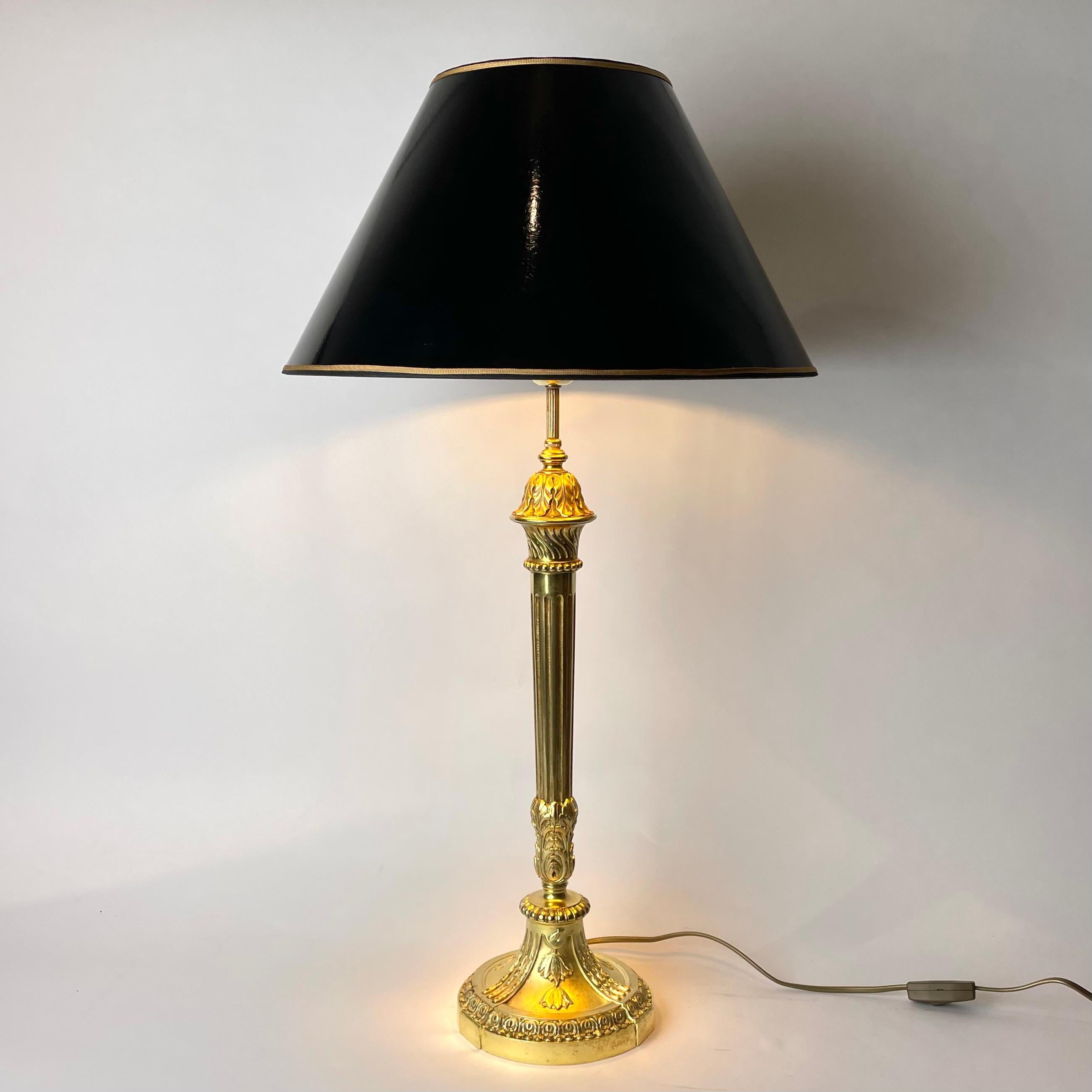 Large & elegant Table Lamp in gilded bronze. Louis XVI style from the early 20th Century. Richly decorated with period design.

The new lampshade in black lacquer with a gilded inside to give a cozy light.

Newly rewired electricity 

Wear