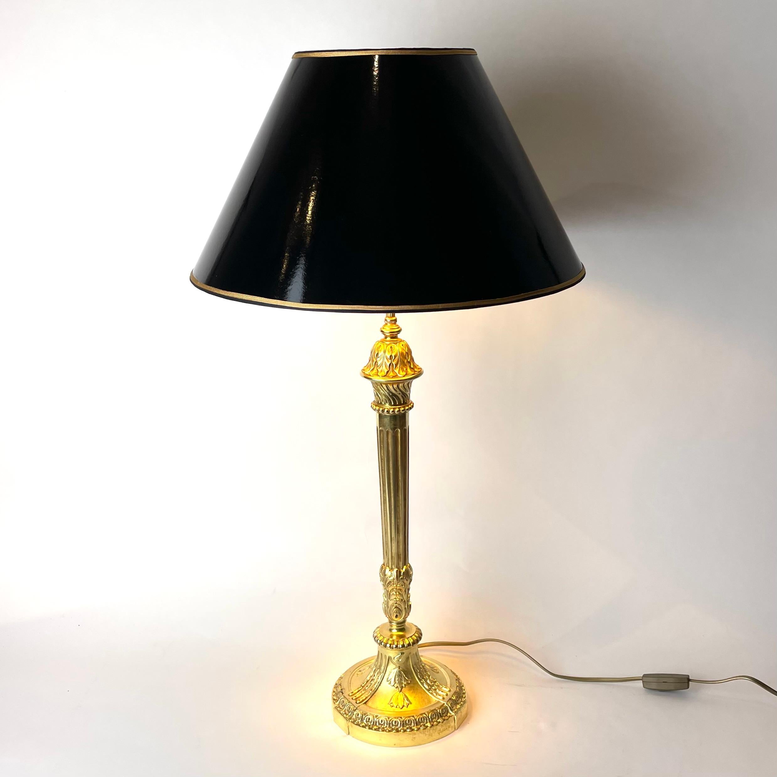 European Large & elegant Table Lamp in gilded bronze. Louis XVI style, early 20th Century For Sale